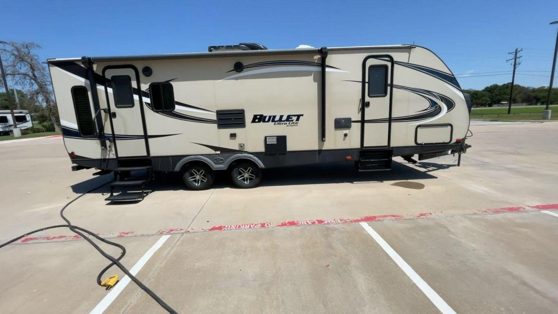 2018 KEYSTONE BULLET 269RL (4YDT26921JK) , Length: 31.92 ft. | Dry Weight: 5,285 lbs. | Gross Weight: 7,600 lbs. | Slides: 1 transmission, located at 4319 N Main St, Cleburne, TX, 76033, (817) 678-5133, 32.385960, -97.391212 - Photo#2