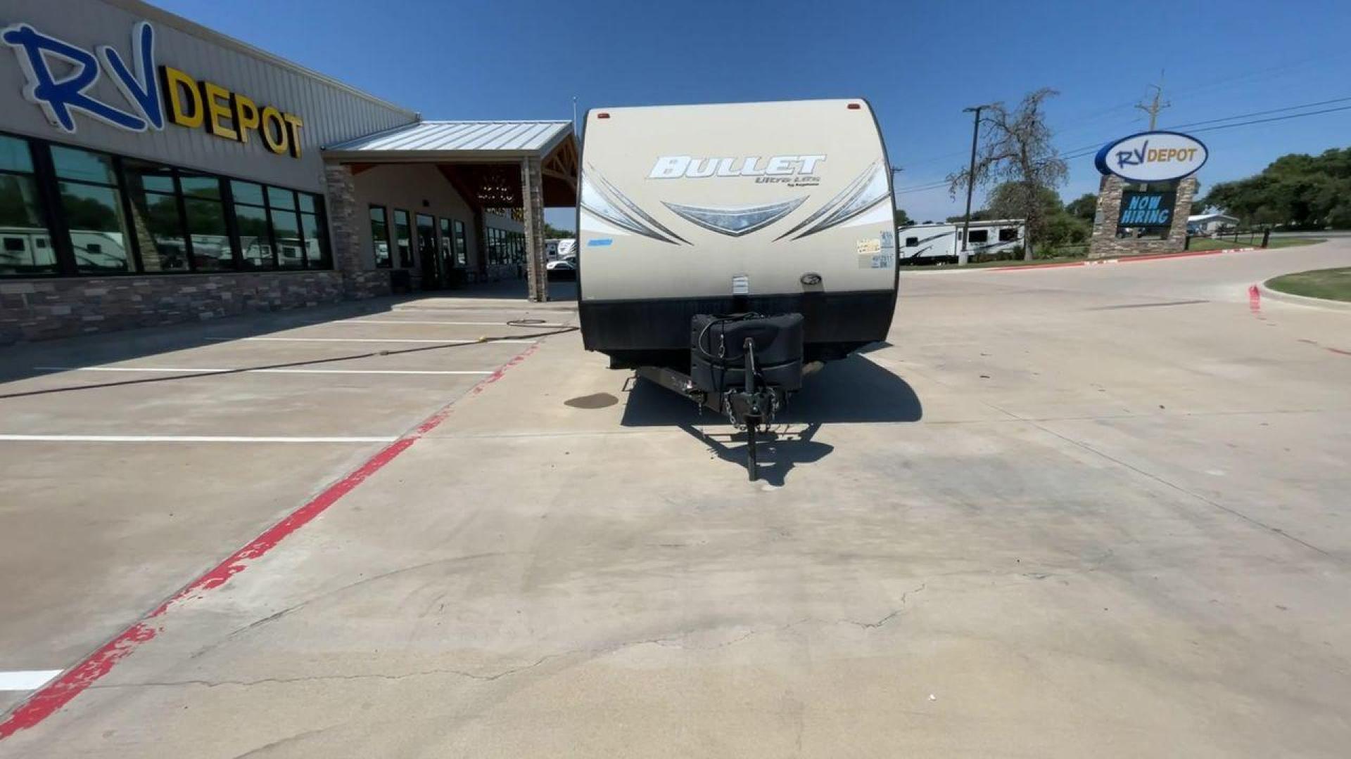 2018 KEYSTONE BULLET 269RL (4YDT26921JK) , Length: 31.92 ft. | Dry Weight: 5,285 lbs. | Gross Weight: 7,600 lbs. | Slides: 1 transmission, located at 4319 N Main St, Cleburne, TX, 76033, (817) 678-5133, 32.385960, -97.391212 - Photo#4