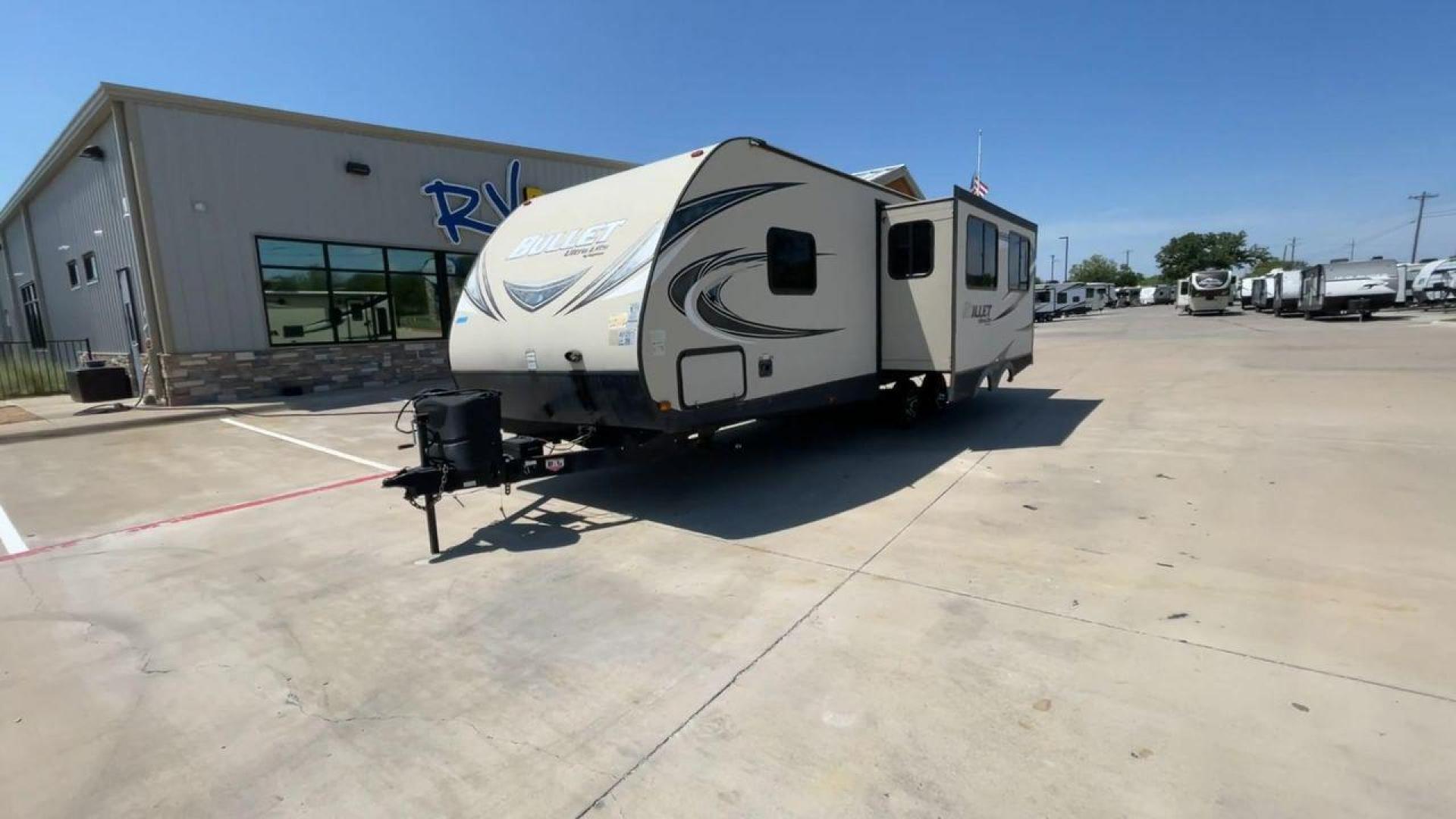 2018 KEYSTONE BULLET 269RL (4YDT26921JK) , Length: 31.92 ft. | Dry Weight: 5,285 lbs. | Gross Weight: 7,600 lbs. | Slides: 1 transmission, located at 4319 N Main St, Cleburne, TX, 76033, (817) 678-5133, 32.385960, -97.391212 - Photo#5