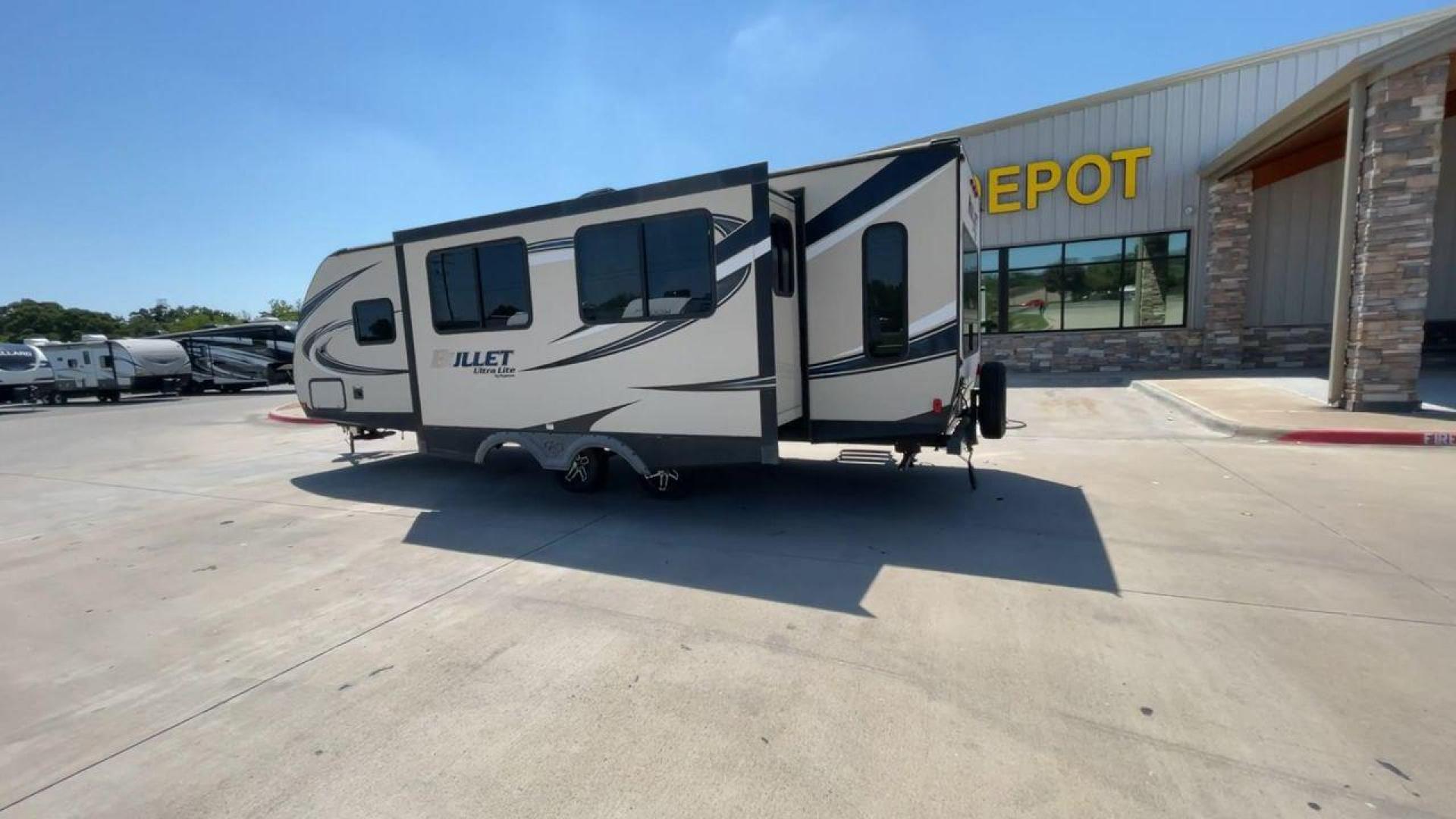 2018 KEYSTONE BULLET 269RL (4YDT26921JK) , Length: 31.92 ft. | Dry Weight: 5,285 lbs. | Gross Weight: 7,600 lbs. | Slides: 1 transmission, located at 4319 N Main St, Cleburne, TX, 76033, (817) 678-5133, 32.385960, -97.391212 - Photo#7