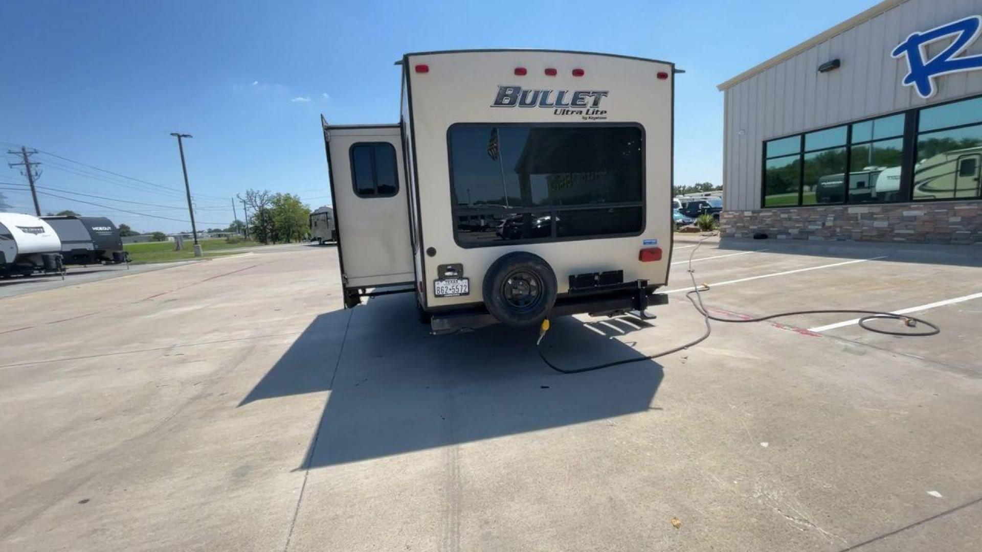 2018 KEYSTONE BULLET 269RL (4YDT26921JK) , Length: 31.92 ft. | Dry Weight: 5,285 lbs. | Gross Weight: 7,600 lbs. | Slides: 1 transmission, located at 4319 N Main St, Cleburne, TX, 76033, (817) 678-5133, 32.385960, -97.391212 - Photo#8