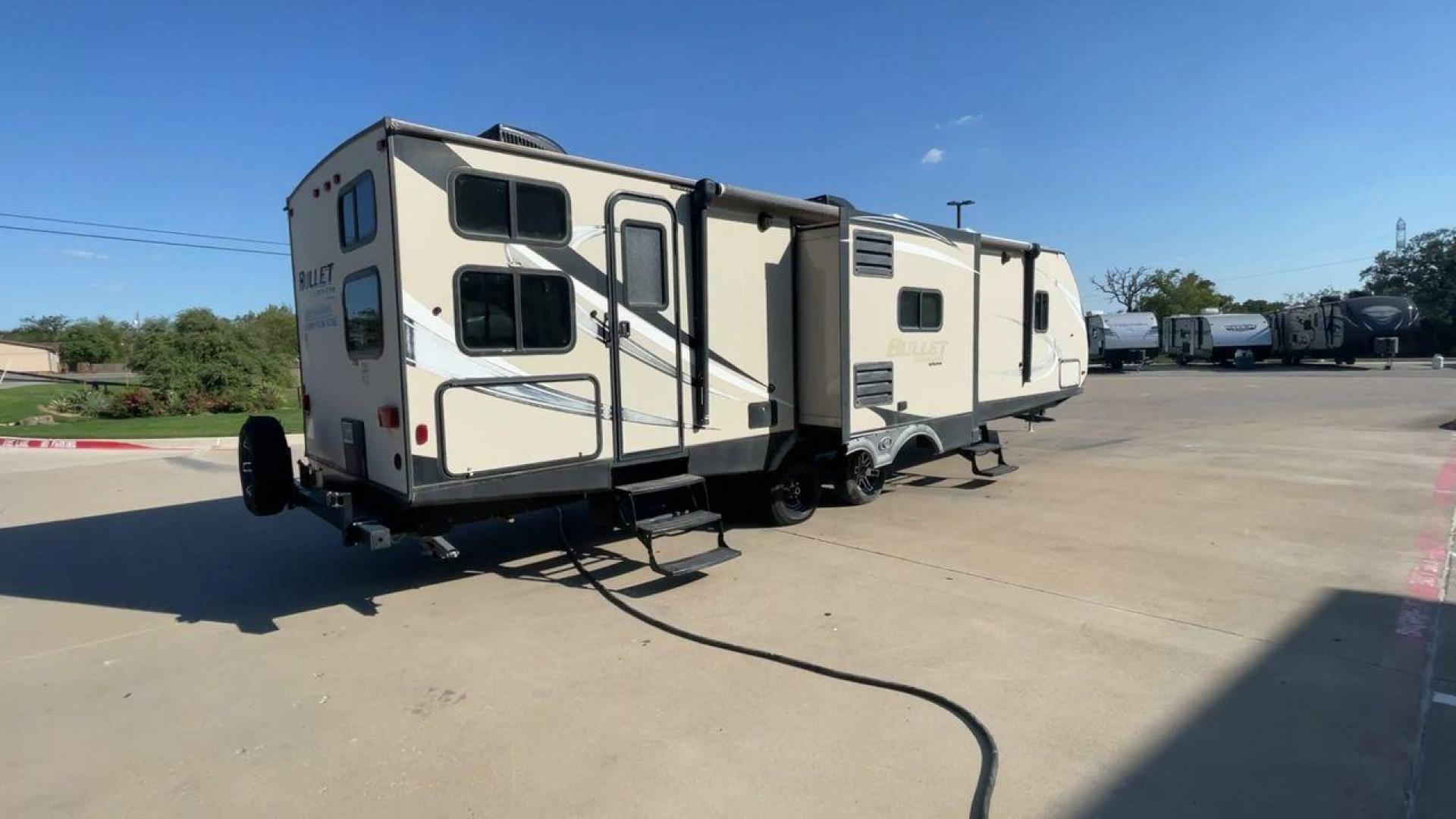 2018 KEYSTONE BULLET 330BHS (4YDT33024JT) , located at 4319 N Main St, Cleburne, TX, 76033, (817) 678-5133, 32.385960, -97.391212 - The 2018 Keystone Bullet 330BHS offers a spacious and comfortable design. Measuring 37.42 feet in length, this RV is designed for easy towing without sacrificing comfort. It boasts three slide-outs that significantly increase the living space. The exterior features a smooth fiberglass finish with sl - Photo#1