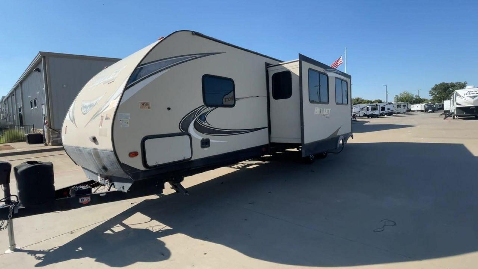 2018 KEYSTONE BULLET 330BHS (4YDT33024JT) , located at 4319 N Main St, Cleburne, TX, 76033, (817) 678-5133, 32.385960, -97.391212 - The 2018 Keystone Bullet 330BHS offers a spacious and comfortable design. Measuring 37.42 feet in length, this RV is designed for easy towing without sacrificing comfort. It boasts three slide-outs that significantly increase the living space. The exterior features a smooth fiberglass finish with sl - Photo#5