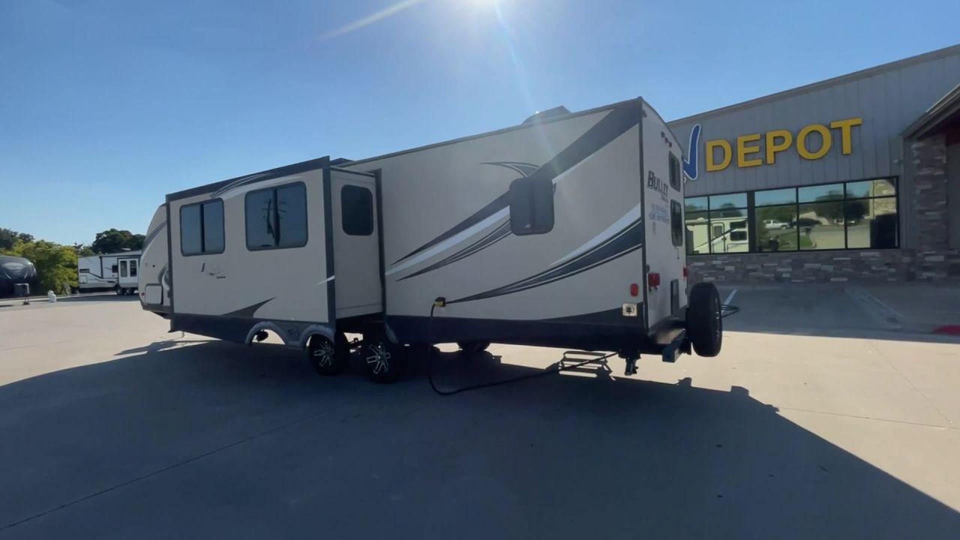 2018 KEYSTONE BULLET 330BHS (4YDT33024JT) , located at 4319 N Main St, Cleburne, TX, 76033, (817) 678-5133, 32.385960, -97.391212 - The 2018 Keystone Bullet 330BHS offers a spacious and comfortable design. Measuring 37.42 feet in length, this RV is designed for easy towing without sacrificing comfort. It boasts three slide-outs that significantly increase the living space. The exterior features a smooth fiberglass finish with sl - Photo#7