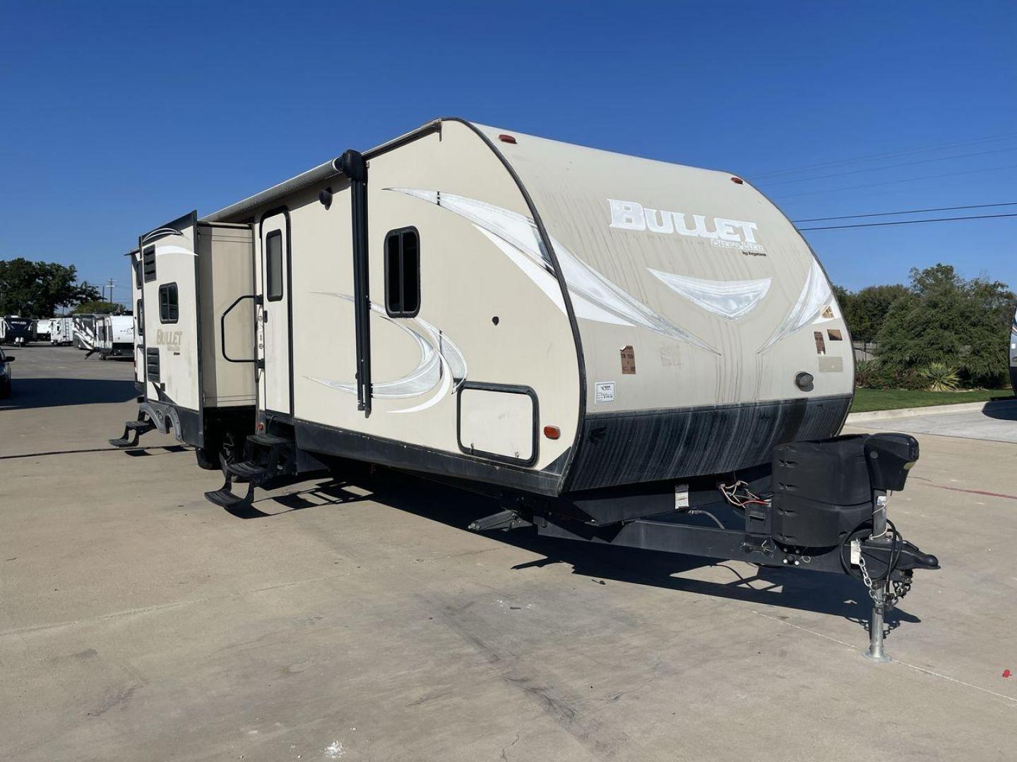 2018 KEYSTONE BULLET 330BHS (4YDT33024JT) , located at 4319 N Main St, Cleburne, TX, 76033, (817) 678-5133, 32.385960, -97.391212 - The 2018 Keystone Bullet 330BHS offers a spacious and comfortable design. Measuring 37.42 feet in length, this RV is designed for easy towing without sacrificing comfort. It boasts three slide-outs that significantly increase the living space. The exterior features a smooth fiberglass finish with sl - Photo#23