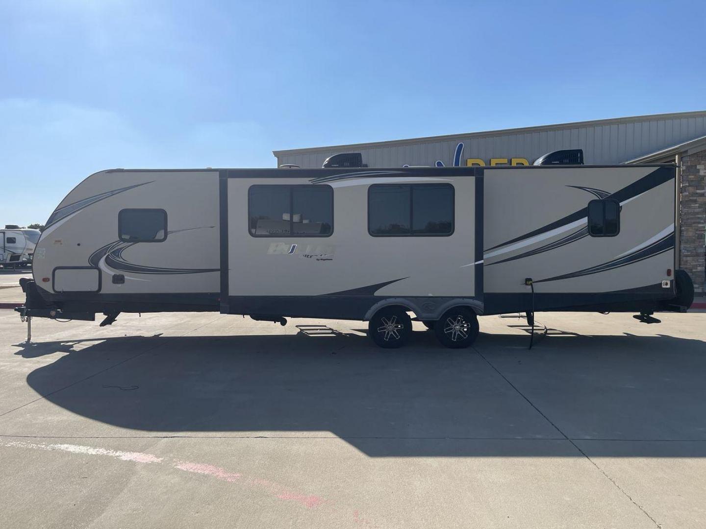 2018 KEYSTONE BULLET 330BHS (4YDT33024JT) , located at 4319 N Main St, Cleburne, TX, 76033, (817) 678-5133, 32.385960, -97.391212 - The 2018 Keystone Bullet 330BHS offers a spacious and comfortable design. Measuring 37.42 feet in length, this RV is designed for easy towing without sacrificing comfort. It boasts three slide-outs that significantly increase the living space. The exterior features a smooth fiberglass finish with sl - Photo#24