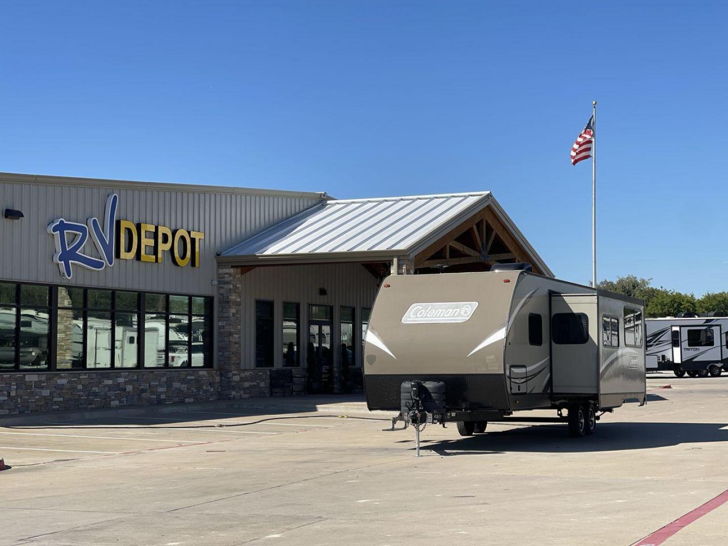 2018 KEYSTONE COLEMAN 2855BH (4YDT28525JP) , Length: 31.25 ft.| Dry Weight: 5,646 lbs. | Slides: 1 transmission, located at 4319 N Main St, Cleburne, TX, 76033, (817) 678-5133, 32.385960, -97.391212 - The 2018 Keystone Coleman 2855BH camper trailer is perfect for families or groups of friends, with enough space to sleep up to 8 people. When you first step inside, you'll find yourself in the main living area, which includes a comfy sofa and a dinette that can convert into a bed. The kitchen is - Photo#0