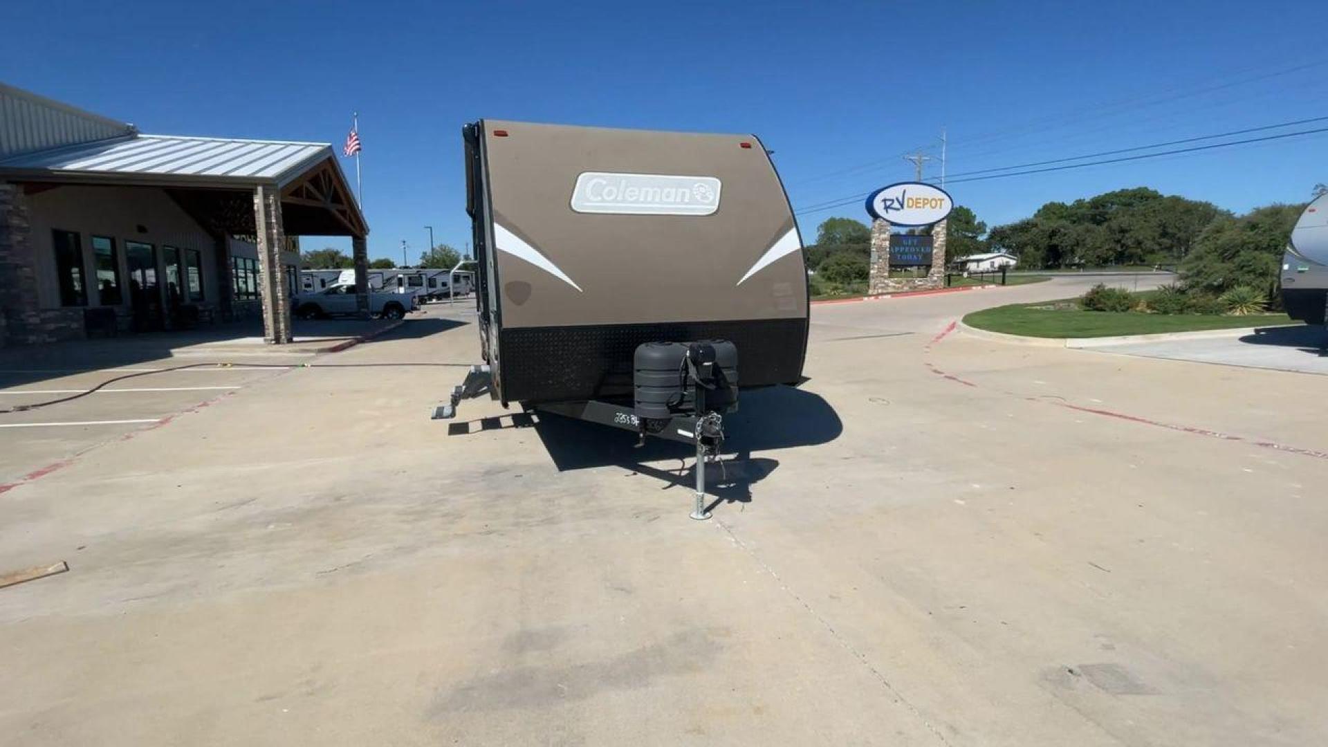 2018 KEYSTONE COLEMAN 2855BH (4YDT28525JP) , Length: 31.25 ft.| Dry Weight: 5,646 lbs. | Slides: 1 transmission, located at 4319 N Main St, Cleburne, TX, 76033, (817) 678-5133, 32.385960, -97.391212 - The 2018 Keystone Coleman 2855BH camper trailer is perfect for families or groups of friends, with enough space to sleep up to 8 people. When you first step inside, you'll find yourself in the main living area, which includes a comfy sofa and a dinette that can convert into a bed. The kitchen is - Photo#4