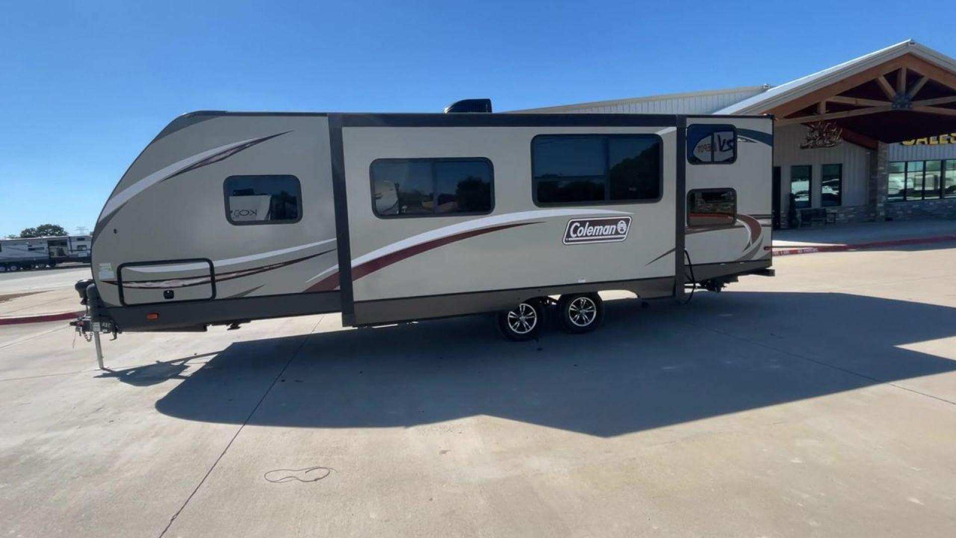 2018 KEYSTONE COLEMAN 2855BH (4YDT28525JP) , Length: 31.25 ft.| Dry Weight: 5,646 lbs. | Slides: 1 transmission, located at 4319 N Main St, Cleburne, TX, 76033, (817) 678-5133, 32.385960, -97.391212 - The 2018 Keystone Coleman 2855BH camper trailer is perfect for families or groups of friends, with enough space to sleep up to 8 people. When you first step inside, you'll find yourself in the main living area, which includes a comfy sofa and a dinette that can convert into a bed. The kitchen is - Photo#6