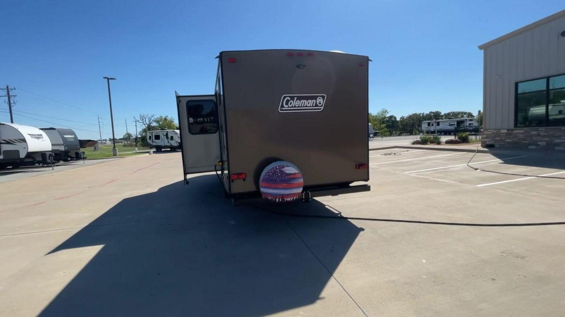 2018 KEYSTONE COLEMAN 2855BH (4YDT28525JP) , Length: 31.25 ft.| Dry Weight: 5,646 lbs. | Slides: 1 transmission, located at 4319 N Main St, Cleburne, TX, 76033, (817) 678-5133, 32.385960, -97.391212 - The 2018 Keystone Coleman 2855BH camper trailer is perfect for families or groups of friends, with enough space to sleep up to 8 people. When you first step inside, you'll find yourself in the main living area, which includes a comfy sofa and a dinette that can convert into a bed. The kitchen is - Photo#8