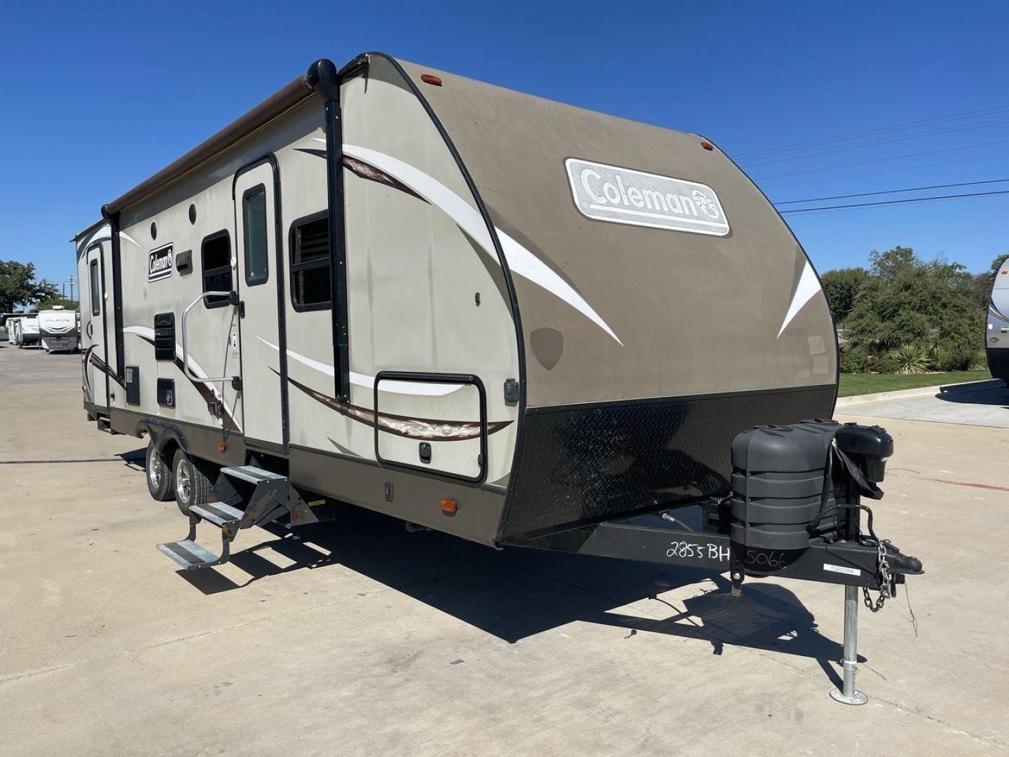 2018 KEYSTONE COLEMAN 2855BH (4YDT28525JP) , Length: 31.25 ft.| Dry Weight: 5,646 lbs. | Slides: 1 transmission, located at 4319 N Main St, Cleburne, TX, 76033, (817) 678-5133, 32.385960, -97.391212 - The 2018 Keystone Coleman 2855BH camper trailer is perfect for families or groups of friends, with enough space to sleep up to 8 people. When you first step inside, you'll find yourself in the main living area, which includes a comfy sofa and a dinette that can convert into a bed. The kitchen is - Photo#23