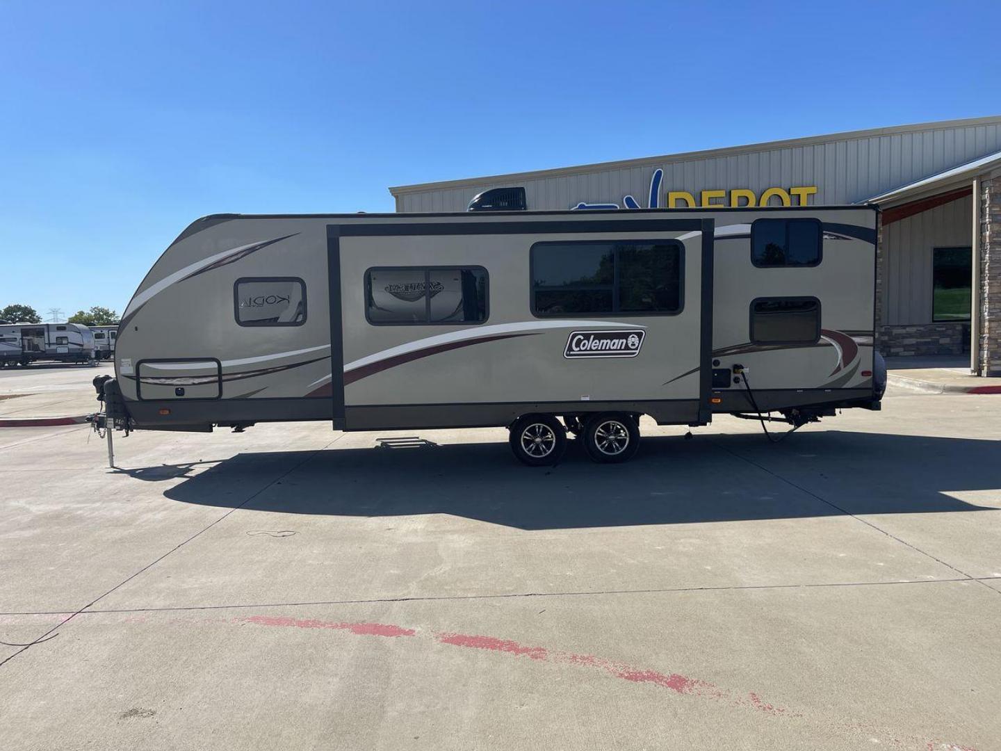 2018 KEYSTONE COLEMAN 2855BH (4YDT28525JP) , Length: 31.25 ft.| Dry Weight: 5,646 lbs. | Slides: 1 transmission, located at 4319 N Main St, Cleburne, TX, 76033, (817) 678-5133, 32.385960, -97.391212 - The 2018 Keystone Coleman 2855BH camper trailer is perfect for families or groups of friends, with enough space to sleep up to 8 people. When you first step inside, you'll find yourself in the main living area, which includes a comfy sofa and a dinette that can convert into a bed. The kitchen is - Photo#24