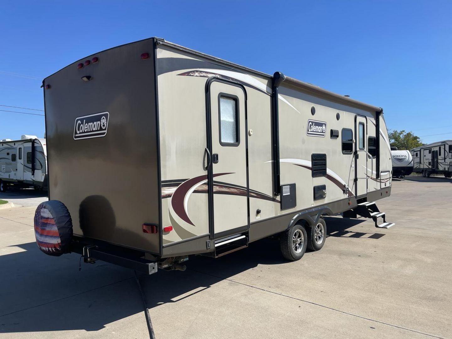 2018 KEYSTONE COLEMAN 2855BH (4YDT28525JP) , Length: 31.25 ft.| Dry Weight: 5,646 lbs. | Slides: 1 transmission, located at 4319 N Main St, Cleburne, TX, 76033, (817) 678-5133, 32.385960, -97.391212 - The 2018 Keystone Coleman 2855BH camper trailer is perfect for families or groups of friends, with enough space to sleep up to 8 people. When you first step inside, you'll find yourself in the main living area, which includes a comfy sofa and a dinette that can convert into a bed. The kitchen is - Photo#25