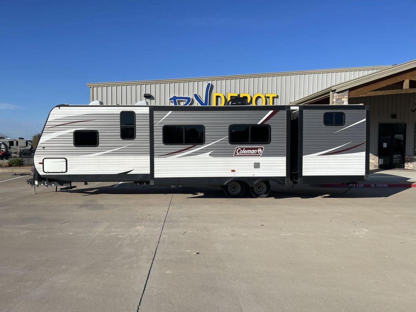 2018 SILVER KEYSTONE COLEMAN 337BH (4YDT33724JH) , Length: 37.92 ft. | Dry Weight: 8,352 lbs. | Slides: 3 transmission, located at 4319 N Main St, Cleburne, TX, 76033, (817) 678-5133, 32.385960, -97.391212 - The 2018 Keystone Coleman 337BH travel trailer is 37.92 feet long and weighs approximately 8,352 pounds (dry weight), making it a substantial yet manageable choice for extended travels or family getaways. It boasts three large slideouts that enhances the living and sleeping spaces inside. The exteri - Photo#24