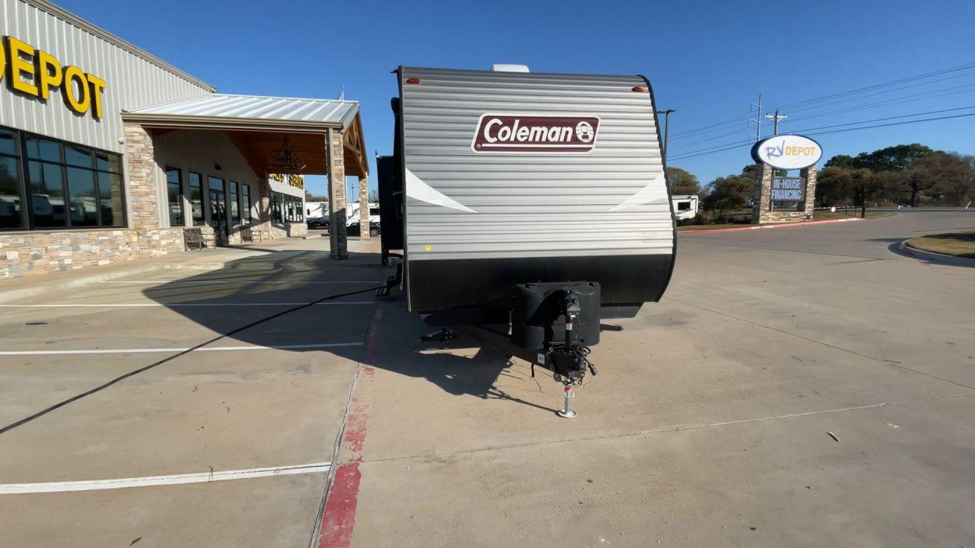 2018 SILVER KEYSTONE COLEMAN 337BH (4YDT33724JH) , Length: 37.92 ft. | Dry Weight: 8,352 lbs. | Slides: 3 transmission, located at 4319 N Main St, Cleburne, TX, 76033, (817) 678-5133, 32.385960, -97.391212 - The 2018 Keystone Coleman 337BH travel trailer is 37.92 feet long and weighs approximately 8,352 pounds (dry weight), making it a substantial yet manageable choice for extended travels or family getaways. It boasts three large slideouts that enhances the living and sleeping spaces inside. The exteri - Photo#4