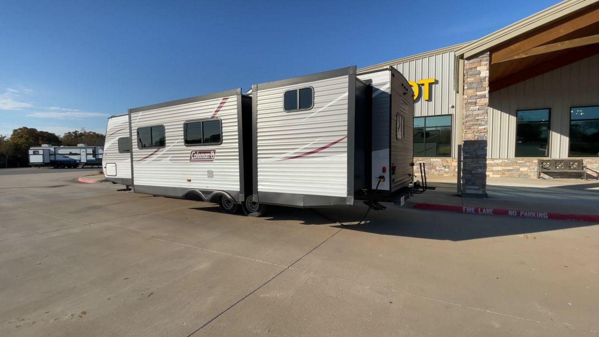 2018 SILVER KEYSTONE COLEMAN 337BH (4YDT33724JH) , Length: 37.92 ft. | Dry Weight: 8,352 lbs. | Slides: 3 transmission, located at 4319 N Main St, Cleburne, TX, 76033, (817) 678-5133, 32.385960, -97.391212 - The 2018 Keystone Coleman 337BH travel trailer is 37.92 feet long and weighs approximately 8,352 pounds (dry weight), making it a substantial yet manageable choice for extended travels or family getaways. It boasts three large slideouts that enhances the living and sleeping spaces inside. The exteri - Photo#7