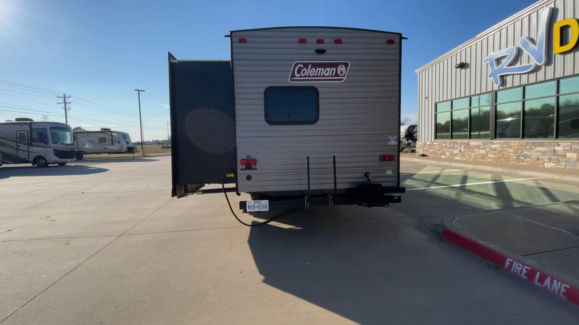 2018 SILVER KEYSTONE COLEMAN 337BH (4YDT33724JH) , Length: 37.92 ft. | Dry Weight: 8,352 lbs. | Slides: 3 transmission, located at 4319 N Main St, Cleburne, TX, 76033, (817) 678-5133, 32.385960, -97.391212 - The 2018 Keystone Coleman 337BH travel trailer is 37.92 feet long and weighs approximately 8,352 pounds (dry weight), making it a substantial yet manageable choice for extended travels or family getaways. It boasts three large slideouts that enhances the living and sleeping spaces inside. The exteri - Photo#8