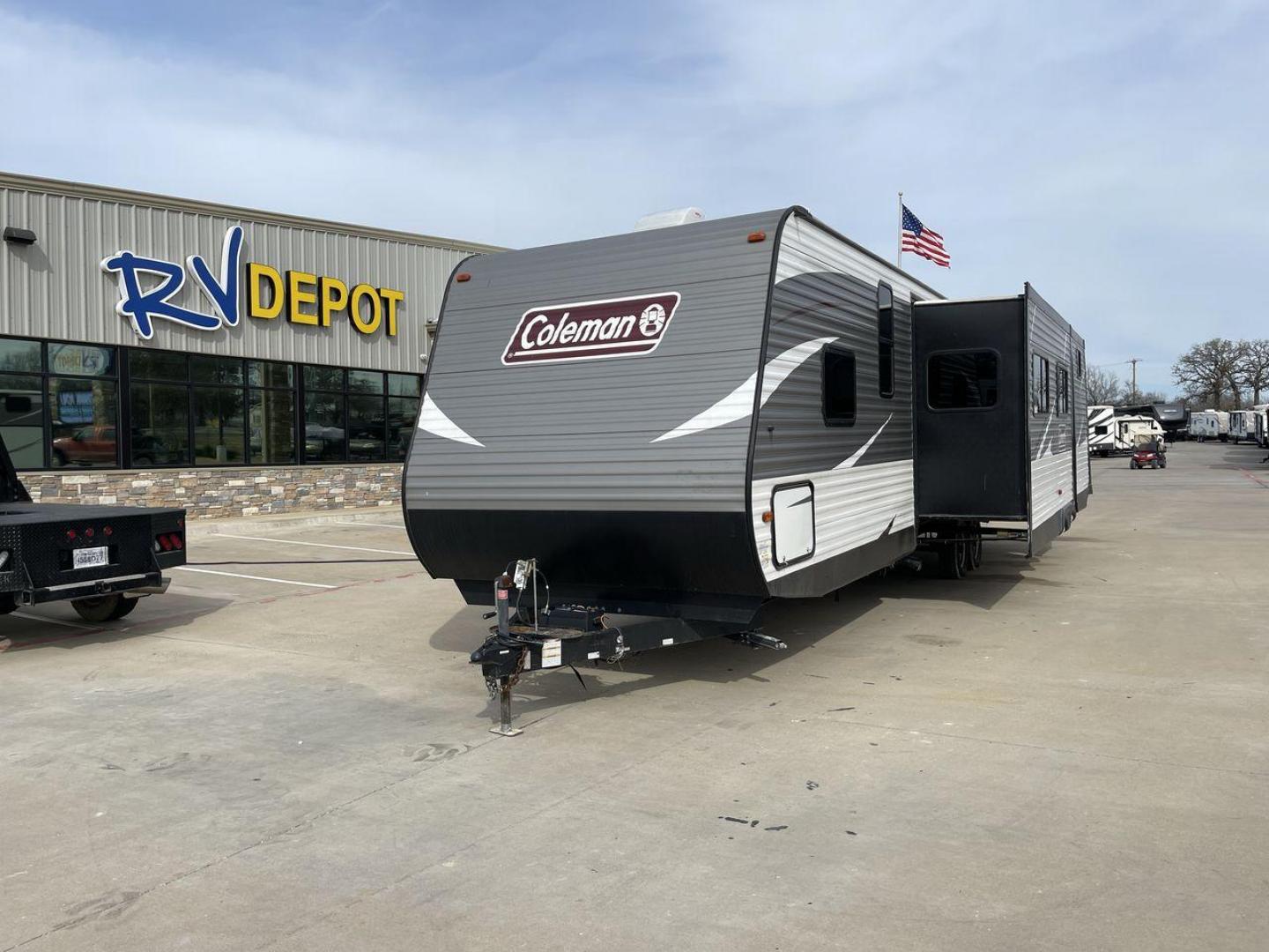 2018 SILVER KEYSTONE COLEMAN 337BH (4YDT33724JH) , Length: 37.92 ft. | Dry Weight: 8,352 lbs. | Slides: 3 transmission, located at 4319 N Main St, Cleburne, TX, 76033, (817) 678-5133, 32.385960, -97.391212 - Discover extra features that contribute to making this RV an ideal investment. (1) The 2018 Keystone Coleman 337BH is a travel trailer known for its family-friendly features and spacious accommodations. (2) It has a rear bunkhouse features two bunks with a third bunk on top, making it ideal for - Photo#0