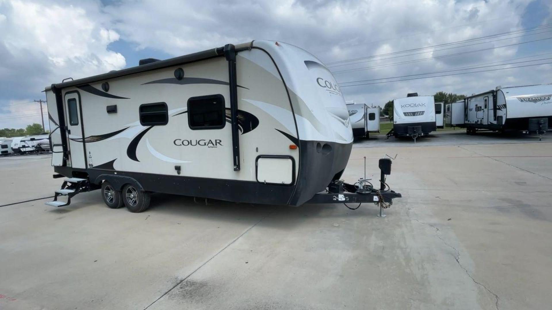 2018 WHITE KEYSTONE COUGAR 24RBS (4YDT24R29JV) , Length: 26.92 ft. | Dry Weight: 5,510 lbs. | Gross Weight: 7,500 lbs. | Slides: 1 transmission, located at 4319 N Main St, Cleburne, TX, 76033, (817) 678-5133, 32.385960, -97.391212 - Photo#3