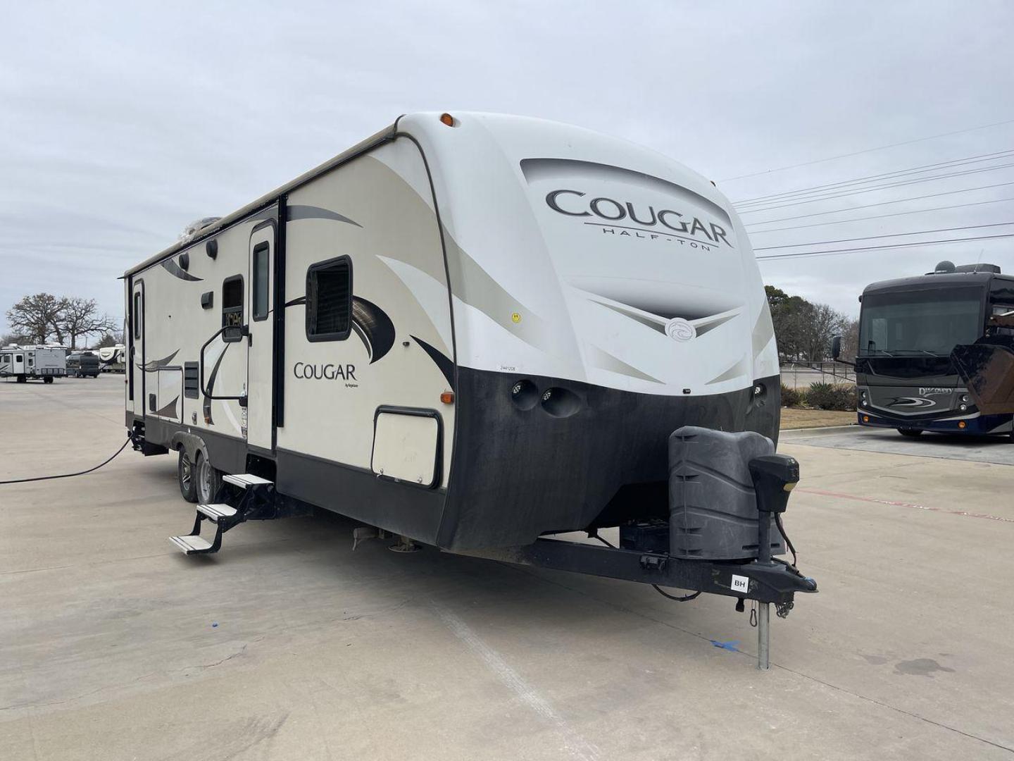 2018 WHITE KEYSTONE COUGAR 29BHS (4YDT29B29JV) , Length: 34.75 ft. | Dry Weight: 6,870 lbs. | Gross Weight: 8,800 lbs. | Slides: 1 transmission, located at 4319 N Main St, Cleburne, TX, 76033, (817) 678-5133, 32.385960, -97.391212 - The 2018 Keystone Cougar 29BHS is a single-slide travel trailer that measures just a bit under 35 ft. in length. It has a dry weight of 6,870 lbs. and a GVWR of 8,800 lbs. Its exterior is a base color of tan with white and gray accents. It comes with an automatic heating and cooling rate of 35,000 a - Photo#21