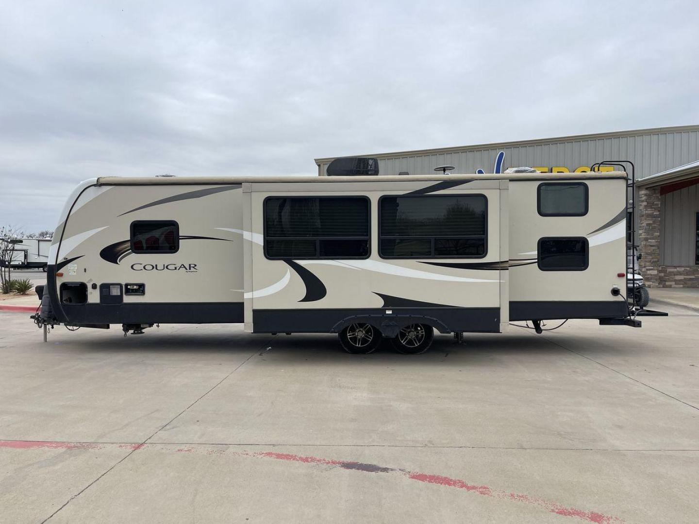 2018 WHITE KEYSTONE COUGAR 29BHS (4YDT29B29JV) , Length: 34.75 ft. | Dry Weight: 6,870 lbs. | Gross Weight: 8,800 lbs. | Slides: 1 transmission, located at 4319 N Main St, Cleburne, TX, 76033, (817) 678-5133, 32.385960, -97.391212 - The 2018 Keystone Cougar 29BHS is a single-slide travel trailer that measures just a bit under 35 ft. in length. It has a dry weight of 6,870 lbs. and a GVWR of 8,800 lbs. Its exterior is a base color of tan with white and gray accents. It comes with an automatic heating and cooling rate of 35,000 a - Photo#22