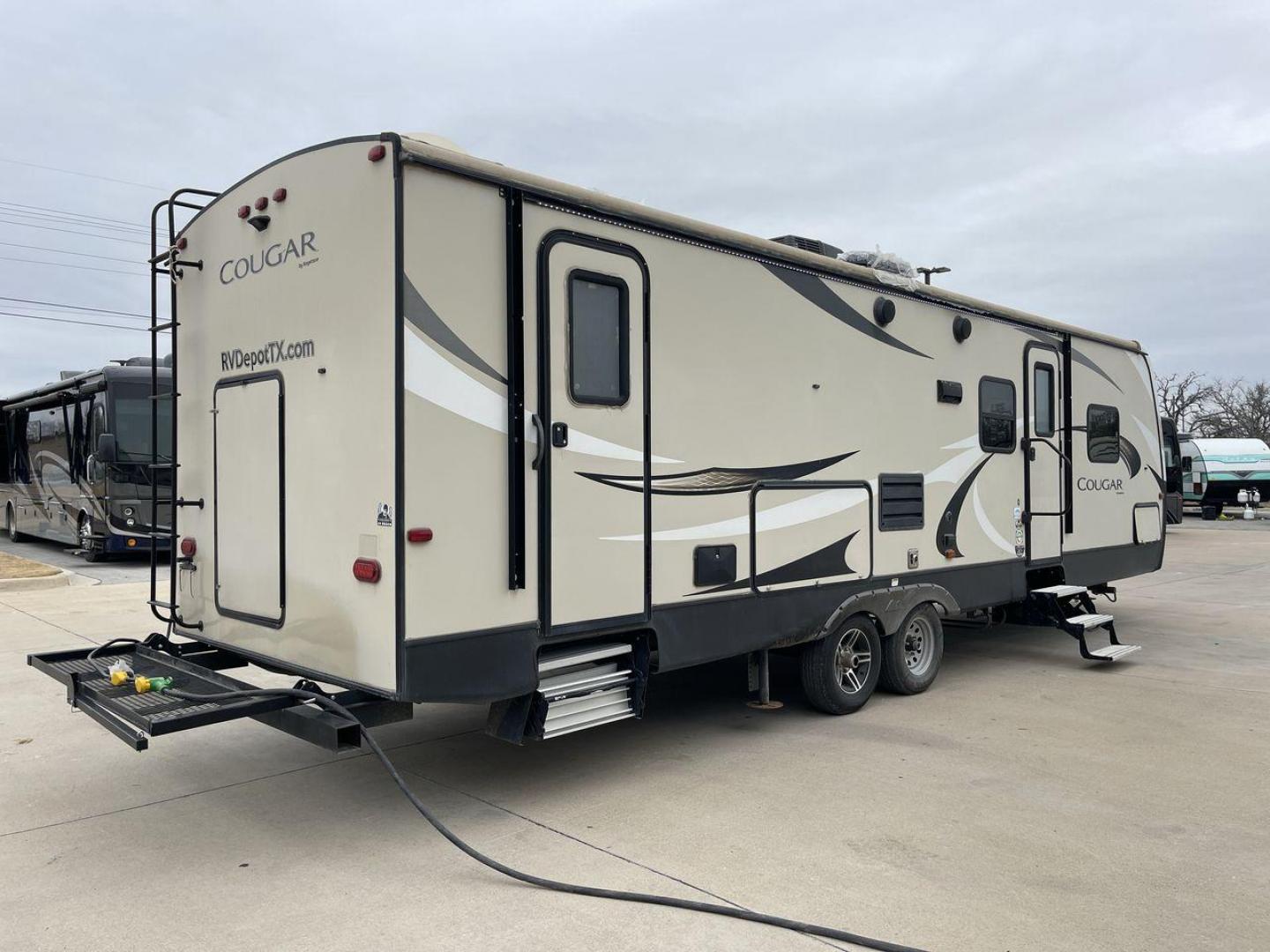 2018 WHITE KEYSTONE COUGAR 29BHS (4YDT29B29JV) , Length: 34.75 ft. | Dry Weight: 6,870 lbs. | Gross Weight: 8,800 lbs. | Slides: 1 transmission, located at 4319 N Main St, Cleburne, TX, 76033, (817) 678-5133, 32.385960, -97.391212 - The 2018 Keystone Cougar 29BHS is a single-slide travel trailer that measures just a bit under 35 ft. in length. It has a dry weight of 6,870 lbs. and a GVWR of 8,800 lbs. Its exterior is a base color of tan with white and gray accents. It comes with an automatic heating and cooling rate of 35,000 a - Photo#23