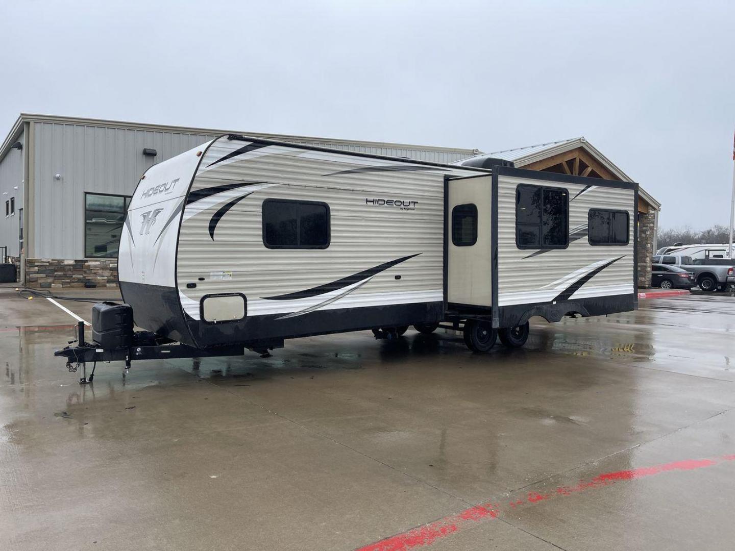 2018 WHITE KEYSTONE HIDEOUT 26RLS (4YDT26R23J7) , located at 4319 N Main St, Cleburne, TX, 76033, (817) 678-5133, 32.385960, -97.391212 - Photo#23