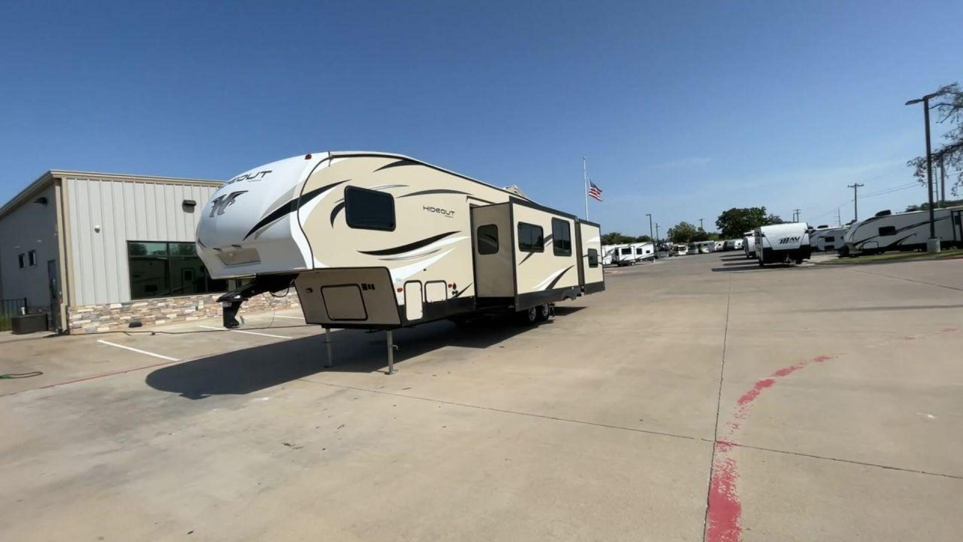 2018 KEYSTONE HIDEOUT 308BHDS (4YDF30827J7) , located at 4319 N Main St, Cleburne, TX, 76033, (817) 678-5133, 32.385960, -97.391212 - Photo#5