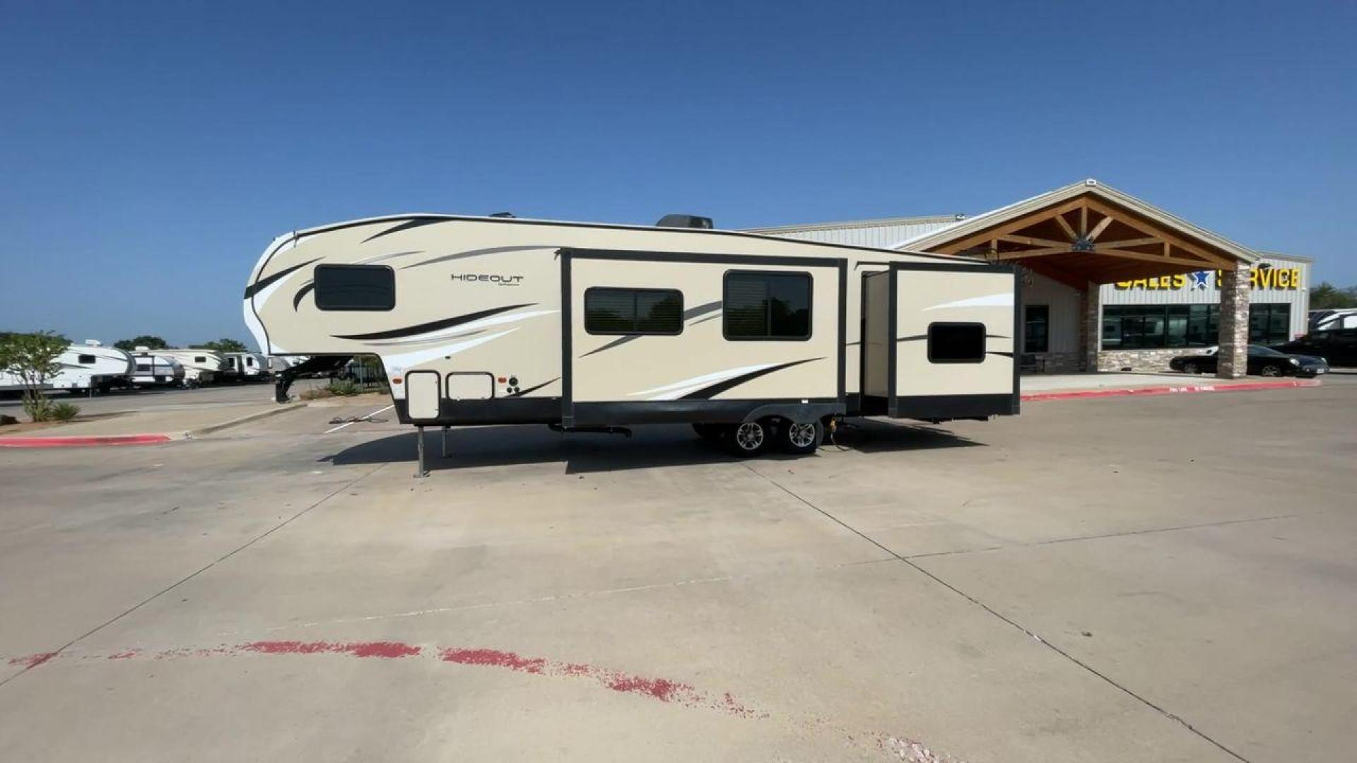 2018 KEYSTONE HIDEOUT 308BHDS (4YDF30827J7) , located at 4319 N Main St, Cleburne, TX, 76033, (817) 678-5133, 32.385960, -97.391212 - Photo#6