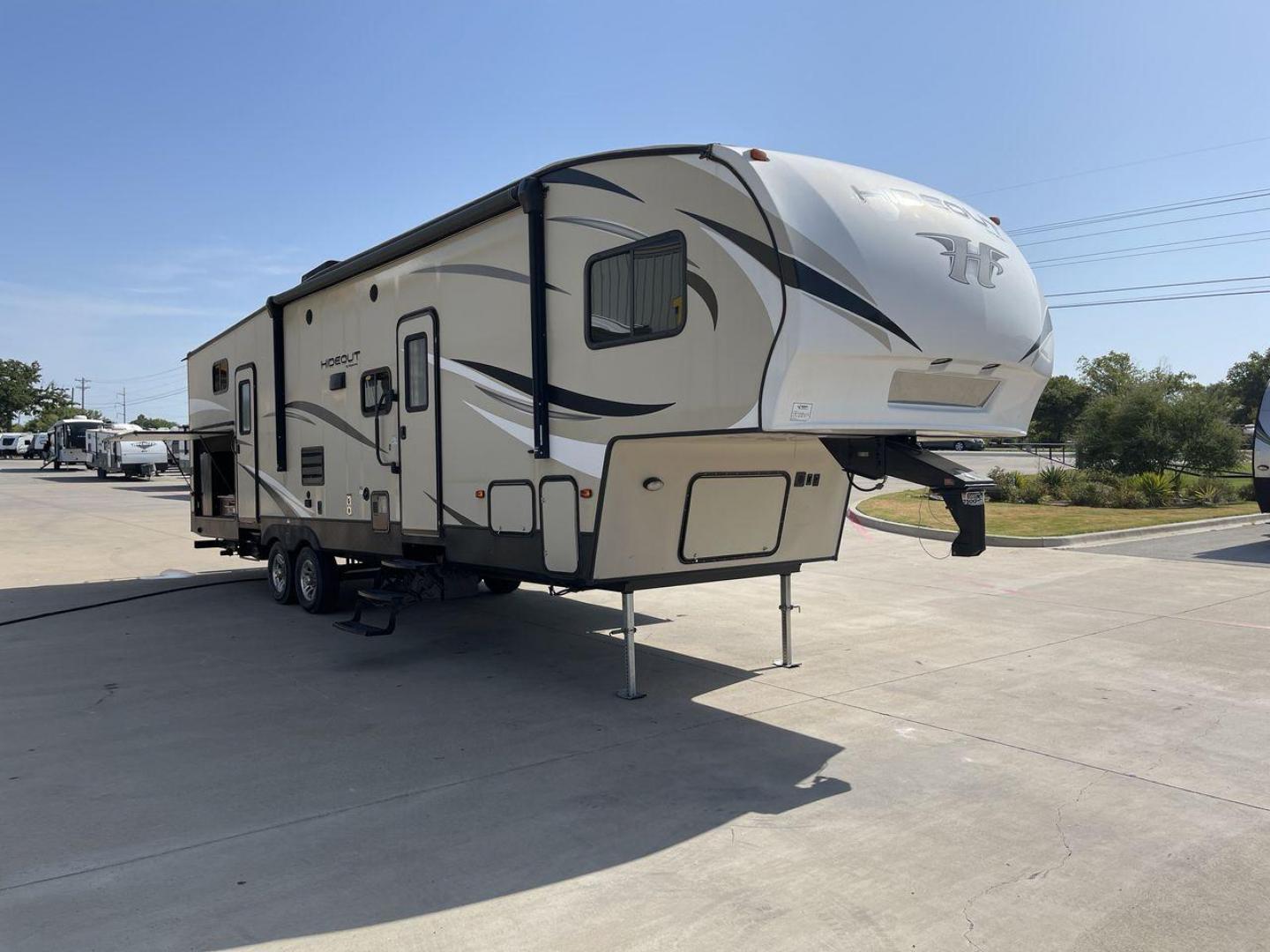 2018 KEYSTONE HIDEOUT 308BHDS (4YDF30827J7) , located at 4319 N Main St, Cleburne, TX, 76033, (817) 678-5133, 32.385960, -97.391212 - Photo#23