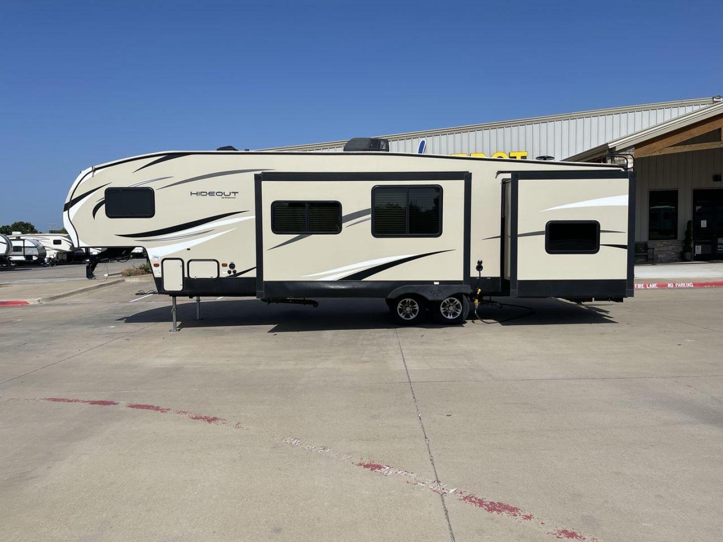 2018 KEYSTONE HIDEOUT 308BHDS (4YDF30827J7) , located at 4319 N Main St, Cleburne, TX, 76033, (817) 678-5133, 32.385960, -97.391212 - Photo#24