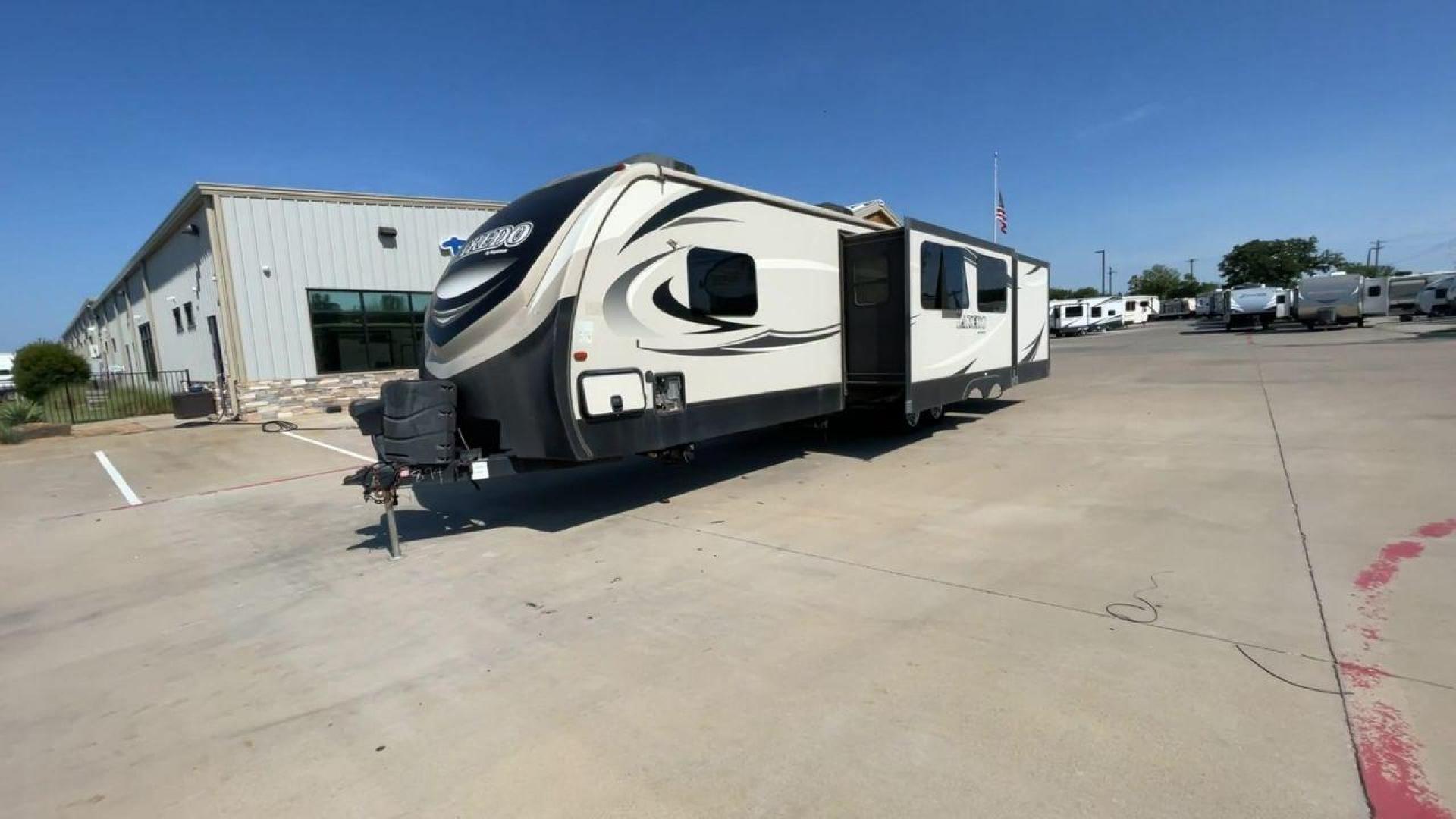 2018 KEYSTONE LAREDO 331BH (4YDT33129JV) , Length: 37.92 ft. | Dry Weight: 8,090 lbs. | Gross Weight: 9,655 lbs. 9,655 lbs. | Slides: 3 transmission, located at 4319 N Main St, Cleburne, TX, 76033, (817) 678-5133, 32.385960, -97.391212 - Photo#5