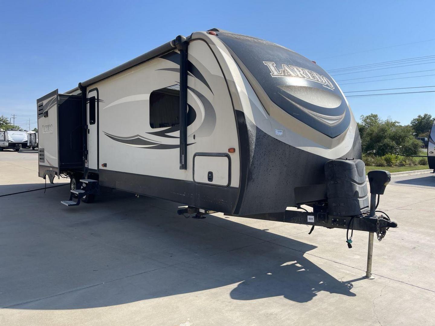 2018 KEYSTONE LAREDO 331BH (4YDT33129JV) , Length: 37.92 ft. | Dry Weight: 8,090 lbs. | Gross Weight: 9,655 lbs. 9,655 lbs. | Slides: 3 transmission, located at 4319 N Main St, Cleburne, TX, 76033, (817) 678-5133, 32.385960, -97.391212 - Photo#23