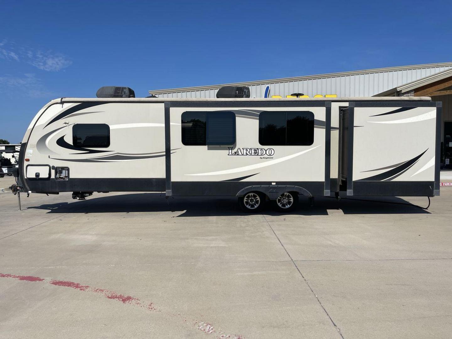 2018 KEYSTONE LAREDO 331BH (4YDT33129JV) , Length: 37.92 ft. | Dry Weight: 8,090 lbs. | Gross Weight: 9,655 lbs. 9,655 lbs. | Slides: 3 transmission, located at 4319 N Main St, Cleburne, TX, 76033, (817) 678-5133, 32.385960, -97.391212 - Photo#24