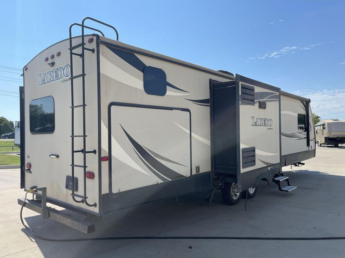 2018 KEYSTONE LAREDO 331BH (4YDT33129JV) , Length: 37.92 ft. | Dry Weight: 8,090 lbs. | Gross Weight: 9,655 lbs. 9,655 lbs. | Slides: 3 transmission, located at 4319 N Main St, Cleburne, TX, 76033, (817) 678-5133, 32.385960, -97.391212 - Photo#25