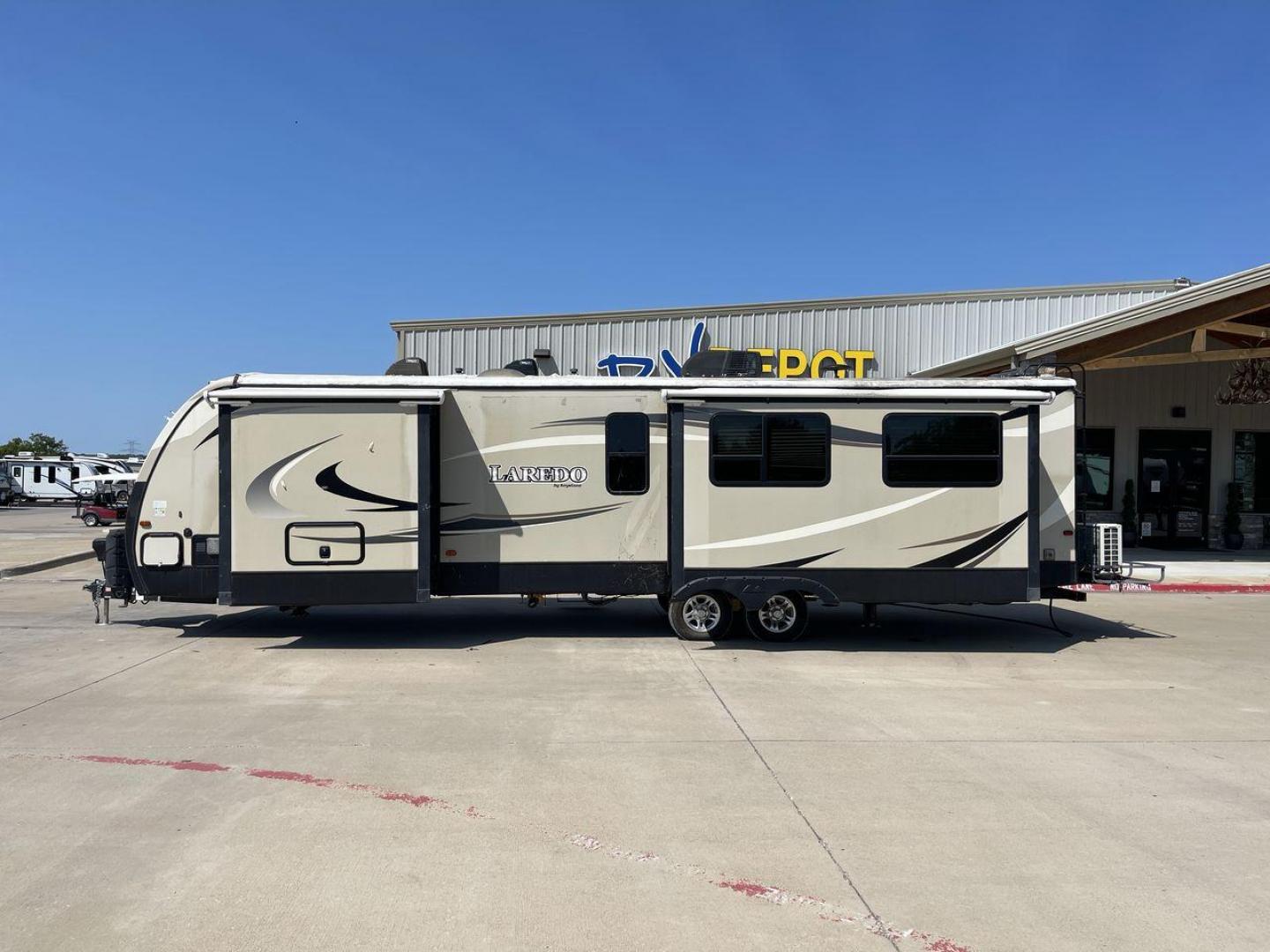 2018 KEYSTONE LAREDO 335MK (4YDT33524JV) , Length: 37.92 ft. | Dry Weight: 8,473 lbs. | Gross Weight: 10,000 lbs. | Slides: 2 transmission, located at 4319 N Main St, Cleburne, TX, 76033, (817) 678-5133, 32.385960, -97.391212 - The 2018 Keystone Laredo 335MK is a spacious and feature-packed travel trailer with a length of 37.92 ft, a dry weight of 8,473 lbs, and a gross weight capacity of 10,000 lbs. It includes two large slide-outs, significantly expanding the living and kitchen areas. The exterior features a cream and be - Photo#24