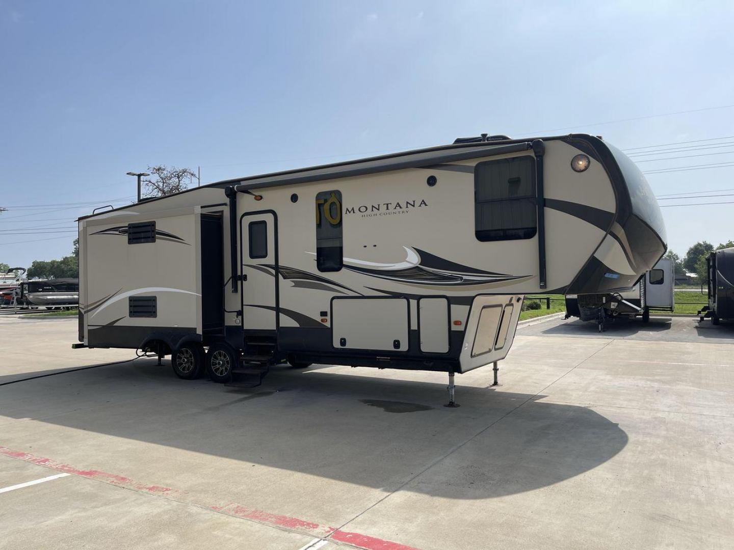 2018 TAN KEYSTONE MONTANA 305RL (4YDF3052XJA) , Length: 35.67 ft. | Dry Weight: 10,390 lbs. | Gross Weight: 14,270 lbs. | Slides: 3 transmission, located at 4319 N Main St, Cleburne, TX, 76033, (817) 678-5133, 32.385960, -97.391212 - The 2018 Keystone Montana 305RL is a dual-axle aluminum wheel set-up that measures 35.67 ft. in length. It has a dry weight of 10,390 lbs. and a GVWR of 14,270 lbs. It is made of aluminum and fiberglass. It comes with automatic heating and cooling rated at 35,000 and 15,000 BTUs respectively. With 3 - Photo#23