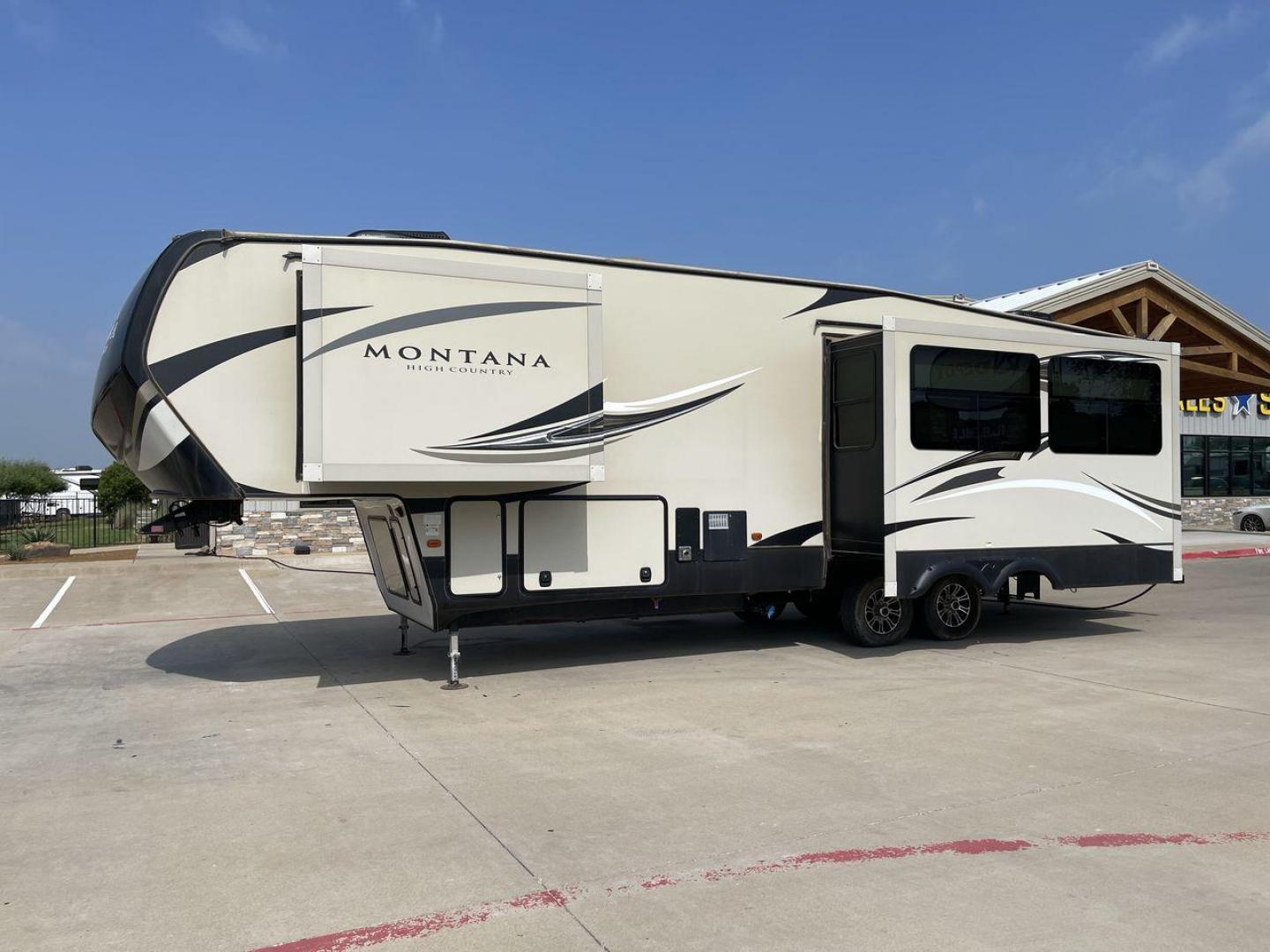 2018 TAN KEYSTONE MONTANA 305RL (4YDF3052XJA) , Length: 35.67 ft. | Dry Weight: 10,390 lbs. | Gross Weight: 14,270 lbs. | Slides: 3 transmission, located at 4319 N Main St, Cleburne, TX, 76033, (817) 678-5133, 32.385960, -97.391212 - The 2018 Keystone Montana 305RL is a dual-axle aluminum wheel set-up that measures 35.67 ft. in length. It has a dry weight of 10,390 lbs. and a GVWR of 14,270 lbs. It is made of aluminum and fiberglass. It comes with automatic heating and cooling rated at 35,000 and 15,000 BTUs respectively. With 3 - Photo#24