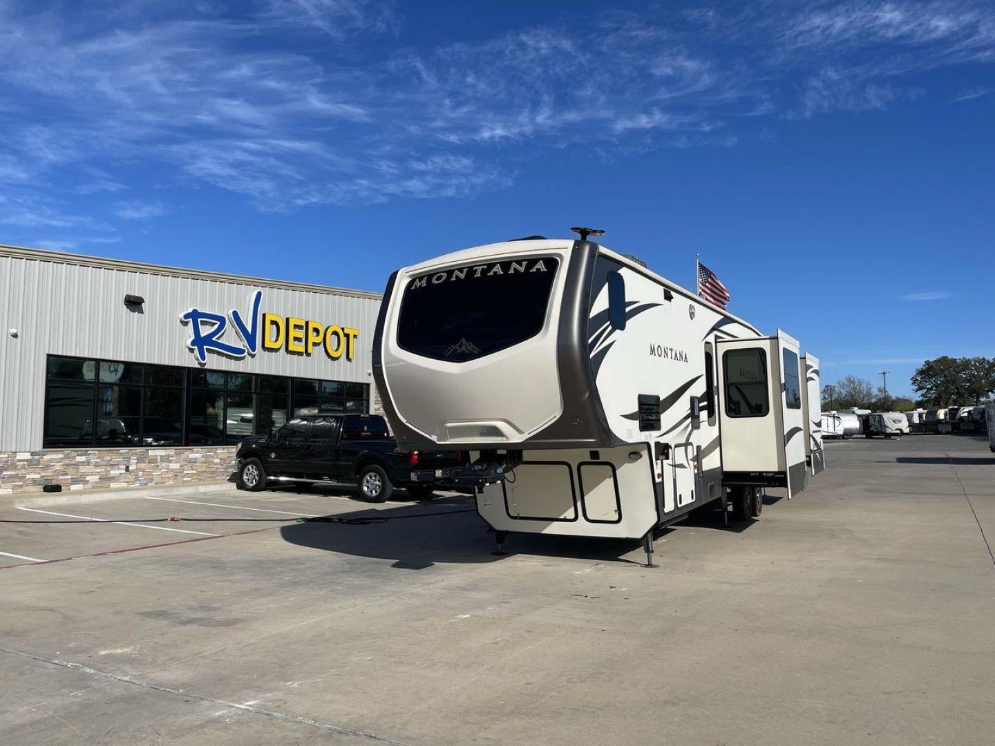 2018 WHITE KEYSTONE MONTANA 3820FK (4YDF38226J4) , Length: 40.75 ft. | Dry Weight: 13,895 lbs. | Gross Weight: 16,810 lbs. | Slides: 5 transmission, located at 4319 N Main St, Cleburne, TX, 76033, (817) 678-5133, 32.385960, -97.391212 - The 2018 Keystone Montana 3820FK Fifth Wheel is the definition of opulence and ingenuity in the realm of RVs. Spanning an impressive ~41 feet, this extraordinary fifth wheel introduces a distinctive front kitchen layout that sets it apart in terms of expansive living. The cutting-edge elevated kitch - Photo#0