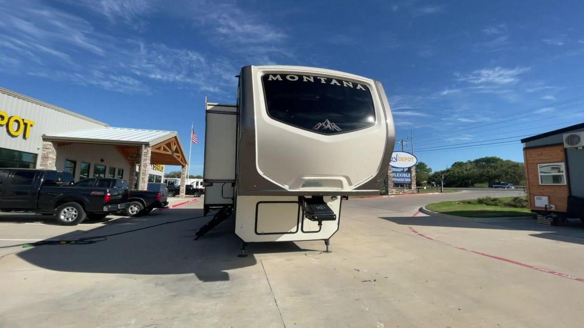 2018 WHITE KEYSTONE MONTANA 3820FK (4YDF38226J4) , Length: 40.75 ft. | Dry Weight: 13,895 lbs. | Gross Weight: 16,810 lbs. | Slides: 5 transmission, located at 4319 N Main St, Cleburne, TX, 76033, (817) 678-5133, 32.385960, -97.391212 - The 2018 Keystone Montana 3820FK Fifth Wheel is the definition of opulence and ingenuity in the realm of RVs. Spanning an impressive ~41 feet, this extraordinary fifth wheel introduces a distinctive front kitchen layout that sets it apart in terms of expansive living. The cutting-edge elevated kitch - Photo#3