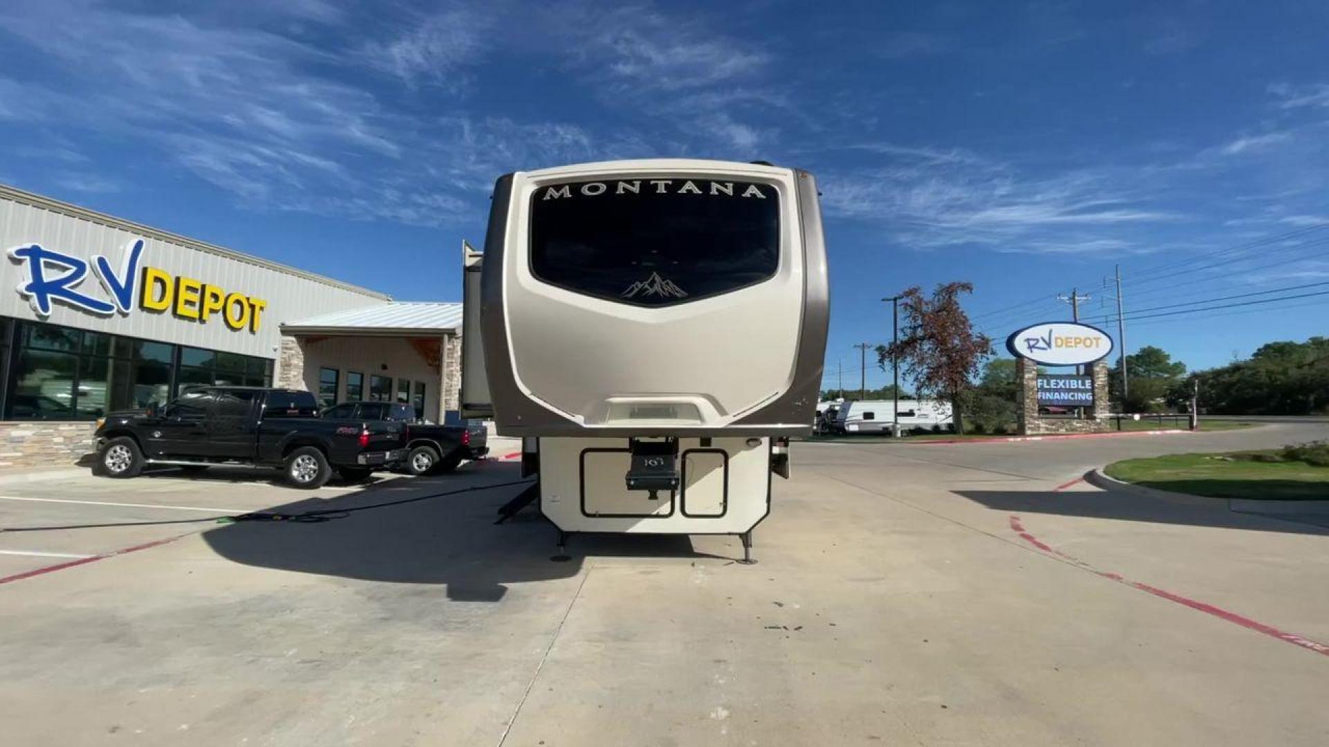 2018 WHITE KEYSTONE MONTANA 3820FK (4YDF38226J4) , Length: 40.75 ft. | Dry Weight: 13,895 lbs. | Gross Weight: 16,810 lbs. | Slides: 5 transmission, located at 4319 N Main St, Cleburne, TX, 76033, (817) 678-5133, 32.385960, -97.391212 - The 2018 Keystone Montana 3820FK Fifth Wheel is the definition of opulence and ingenuity in the realm of RVs. Spanning an impressive ~41 feet, this extraordinary fifth wheel introduces a distinctive front kitchen layout that sets it apart in terms of expansive living. The cutting-edge elevated kitch - Photo#4