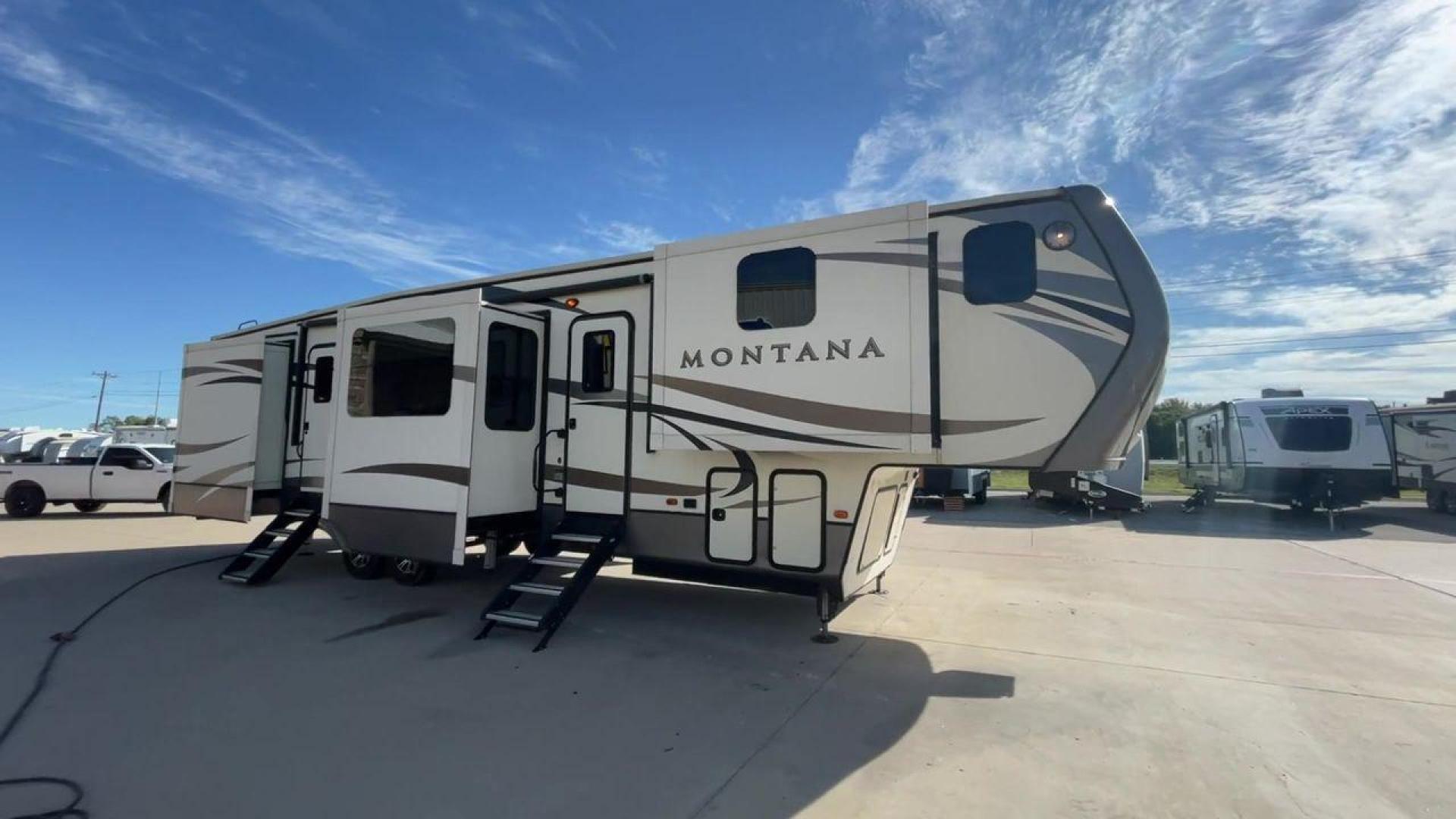 2018 WHITE KEYSTONE MONTANA 3820FK (4YDF38226J4) , Length: 40.75 ft. | Dry Weight: 13,895 lbs. | Gross Weight: 16,810 lbs. | Slides: 5 transmission, located at 4319 N Main St, Cleburne, TX, 76033, (817) 678-5133, 32.385960, -97.391212 - The 2018 Keystone Montana 3820FK Fifth Wheel is the definition of opulence and ingenuity in the realm of RVs. Spanning an impressive ~41 feet, this extraordinary fifth wheel introduces a distinctive front kitchen layout that sets it apart in terms of expansive living. The cutting-edge elevated kitch - Photo#8