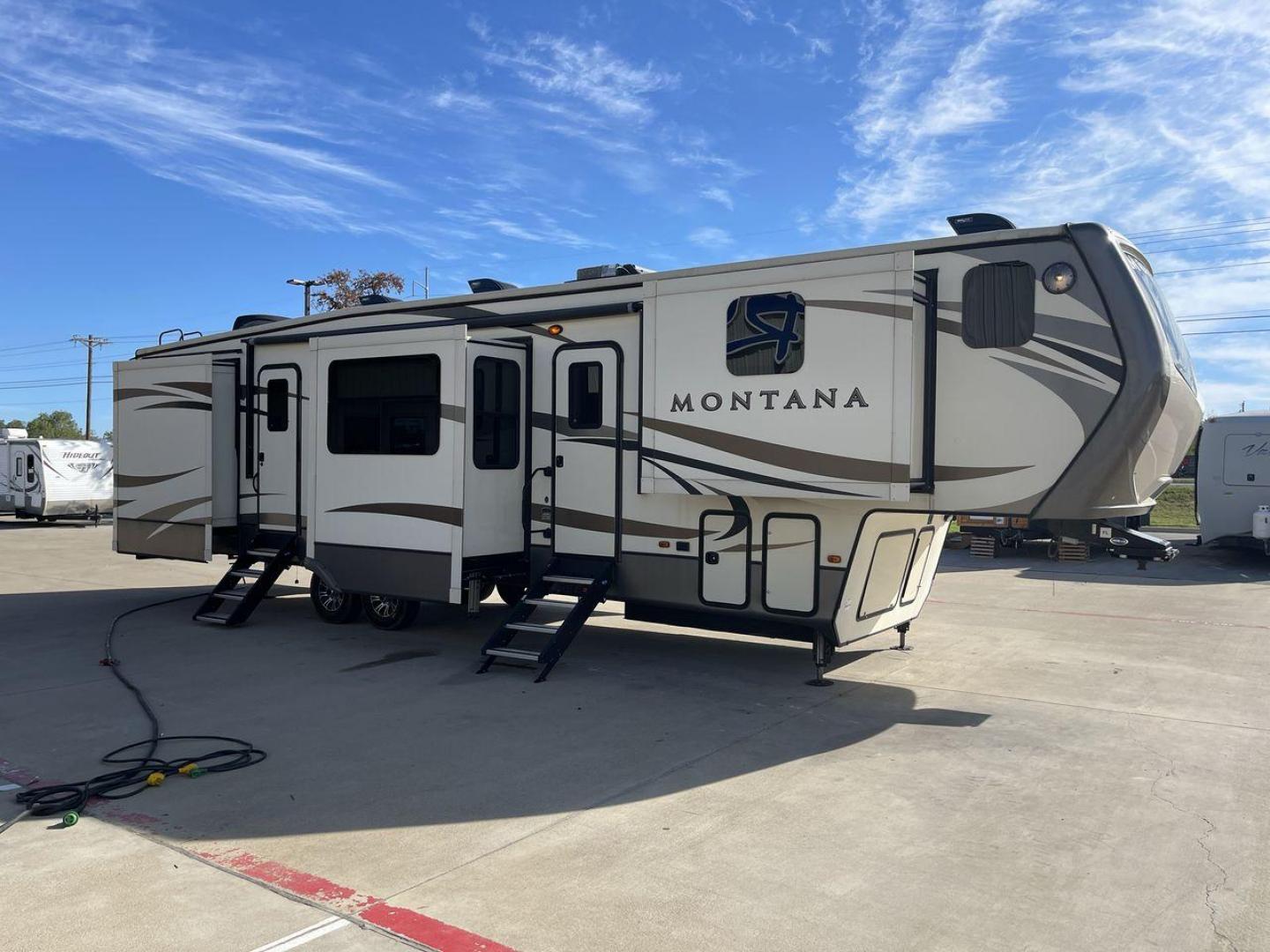 2018 WHITE KEYSTONE MONTANA 3820FK (4YDF38226J4) , Length: 40.75 ft. | Dry Weight: 13,895 lbs. | Gross Weight: 16,810 lbs. | Slides: 5 transmission, located at 4319 N Main St, Cleburne, TX, 76033, (817) 678-5133, 32.385960, -97.391212 - The 2018 Keystone Montana 3820FK Fifth Wheel is the definition of opulence and ingenuity in the realm of RVs. Spanning an impressive ~41 feet, this extraordinary fifth wheel introduces a distinctive front kitchen layout that sets it apart in terms of expansive living. The cutting-edge elevated kitch - Photo#26