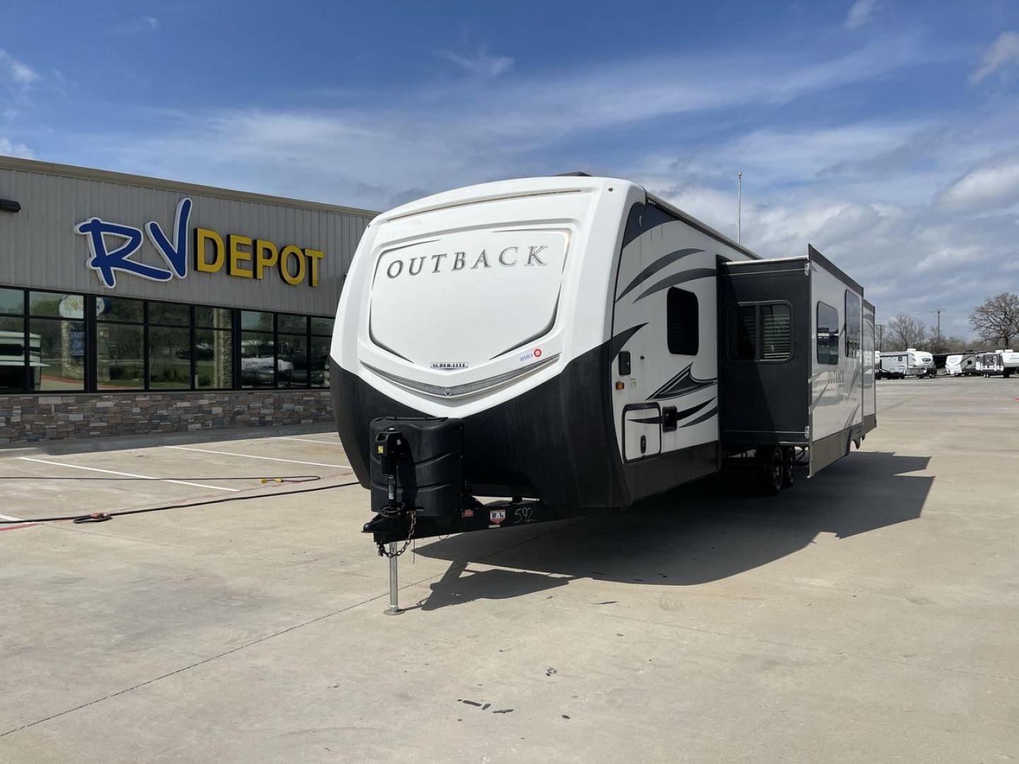 2018 KEYSTONE OUTBACK 312BH (4YDT31228JB) , located at 4319 N Main St, Cleburne, TX, 76033, (817) 678-5133, 32.385960, -97.391212 - Photo#0