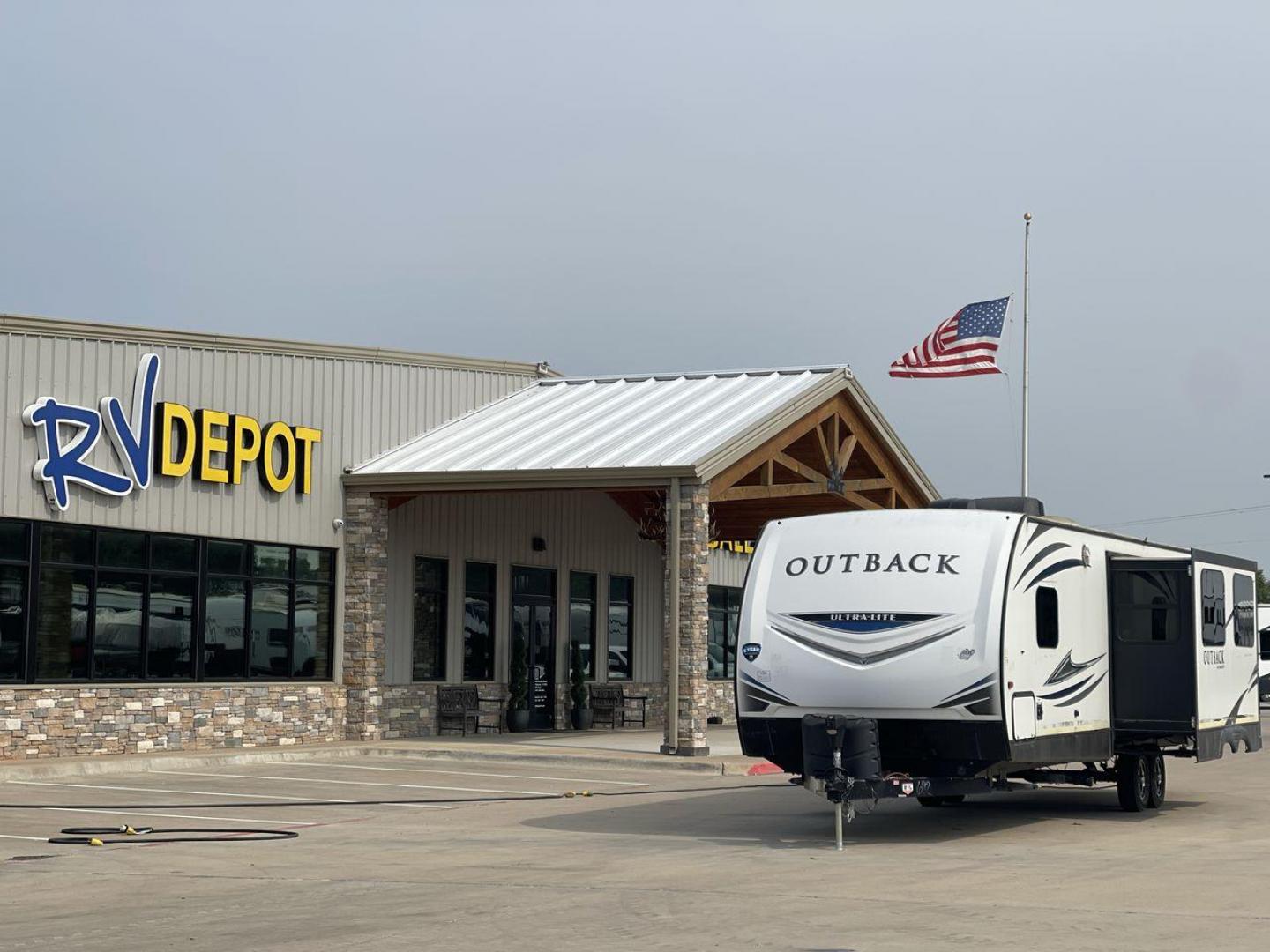 2018 KEYSTONE OUTBACK 320UBH (4YDT32025JB) , Length: 36.67 ft. | Dry Weight: 6,520 lbs. | Gross Weight: 8,500 lbs. | Slides: 1 transmission, located at 4319 N Main St, Cleburne, TX, 76033, (817) 678-5133, 32.385960, -97.391212 - Photo#0