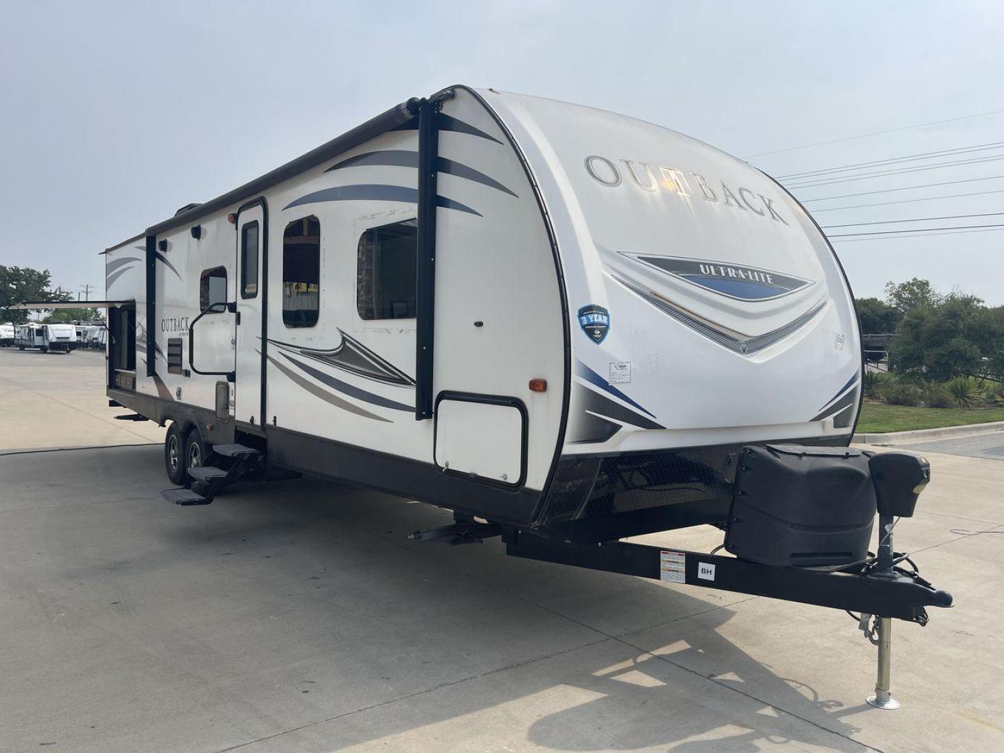 2018 KEYSTONE OUTBACK 320UBH (4YDT32025JB) , Length: 36.67 ft. | Dry Weight: 6,520 lbs. | Gross Weight: 8,500 lbs. | Slides: 1 transmission, located at 4319 N Main St, Cleburne, TX, 76033, (817) 678-5133, 32.385960, -97.391212 - Photo#22