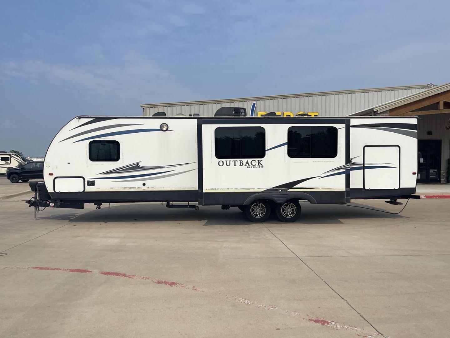 2018 KEYSTONE OUTBACK 320UBH (4YDT32025JB) , Length: 36.67 ft. | Dry Weight: 6,520 lbs. | Gross Weight: 8,500 lbs. | Slides: 1 transmission, located at 4319 N Main St, Cleburne, TX, 76033, (817) 678-5133, 32.385960, -97.391212 - Photo#23