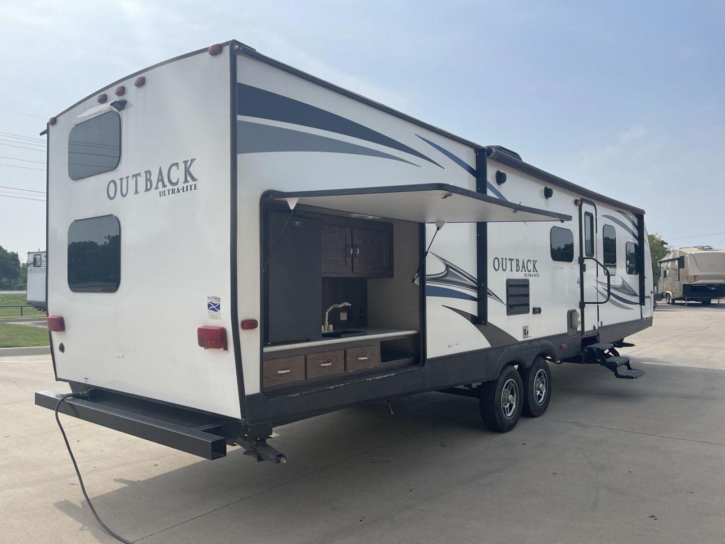 2018 KEYSTONE OUTBACK 320UBH (4YDT32025JB) , Length: 36.67 ft. | Dry Weight: 6,520 lbs. | Gross Weight: 8,500 lbs. | Slides: 1 transmission, located at 4319 N Main St, Cleburne, TX, 76033, (817) 678-5133, 32.385960, -97.391212 - Photo#24