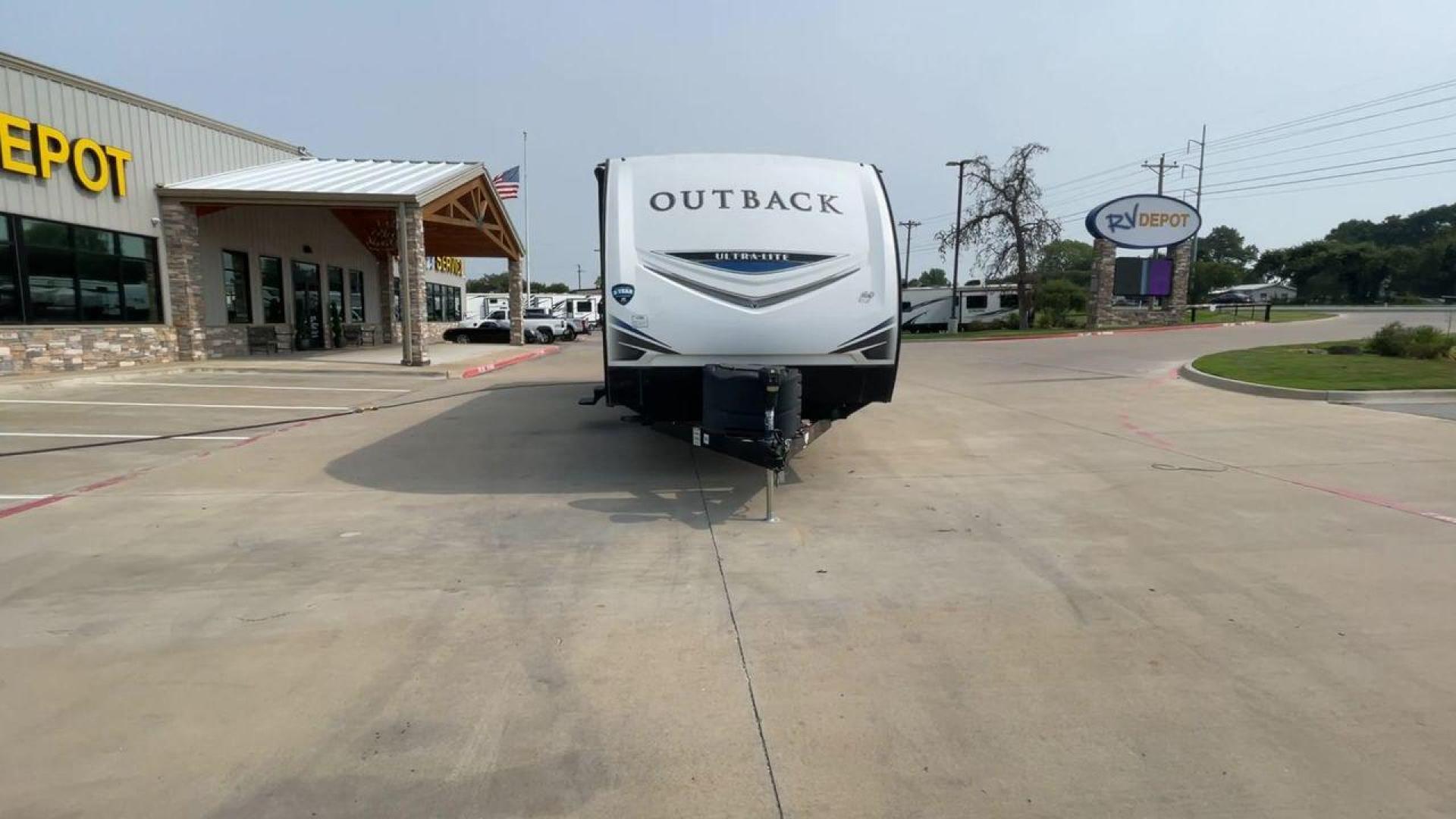 2018 KEYSTONE OUTBACK 320UBH (4YDT32025JB) , Length: 36.67 ft. | Dry Weight: 6,520 lbs. | Gross Weight: 8,500 lbs. | Slides: 1 transmission, located at 4319 N Main St, Cleburne, TX, 76033, (817) 678-5133, 32.385960, -97.391212 - Photo#4