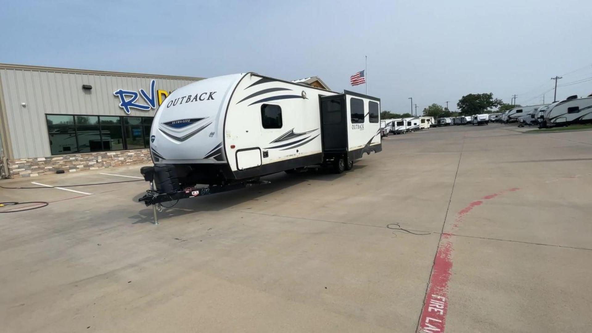 2018 KEYSTONE OUTBACK 320UBH (4YDT32025JB) , Length: 36.67 ft. | Dry Weight: 6,520 lbs. | Gross Weight: 8,500 lbs. | Slides: 1 transmission, located at 4319 N Main St, Cleburne, TX, 76033, (817) 678-5133, 32.385960, -97.391212 - Photo#5